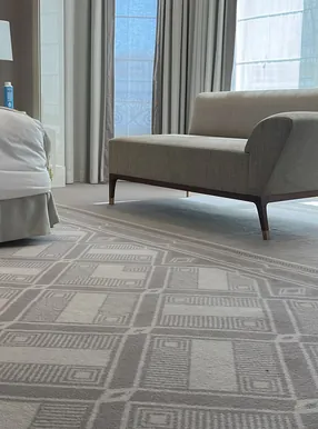 Détail d’une moquette à motifs dans un salon d’hôtel