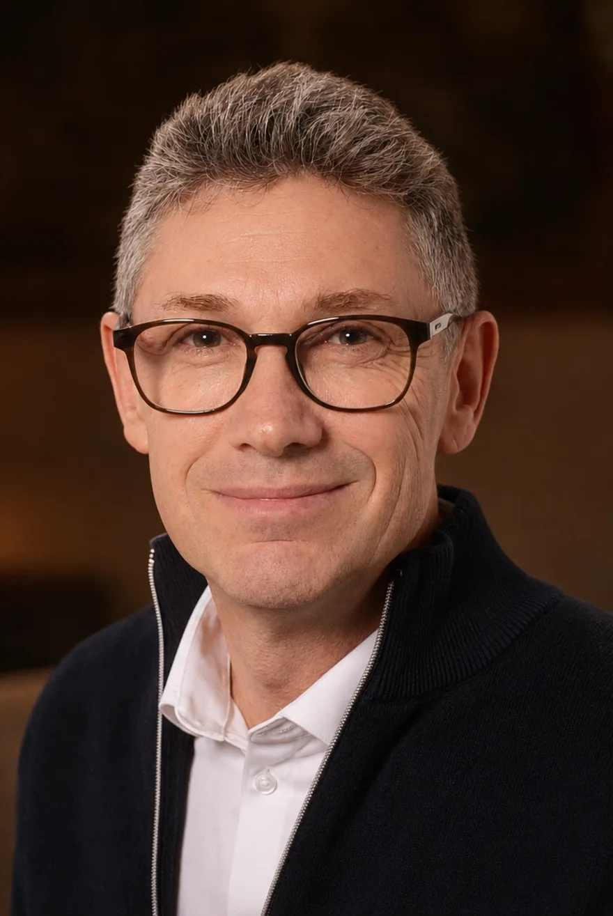 Portrait du dirigeant de Mocade, veste sombre et chemise blanche, sur fond feutré