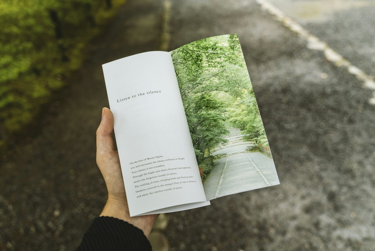 Brochure folds: how to fold a tri-fold, bi-fold and other brochures
