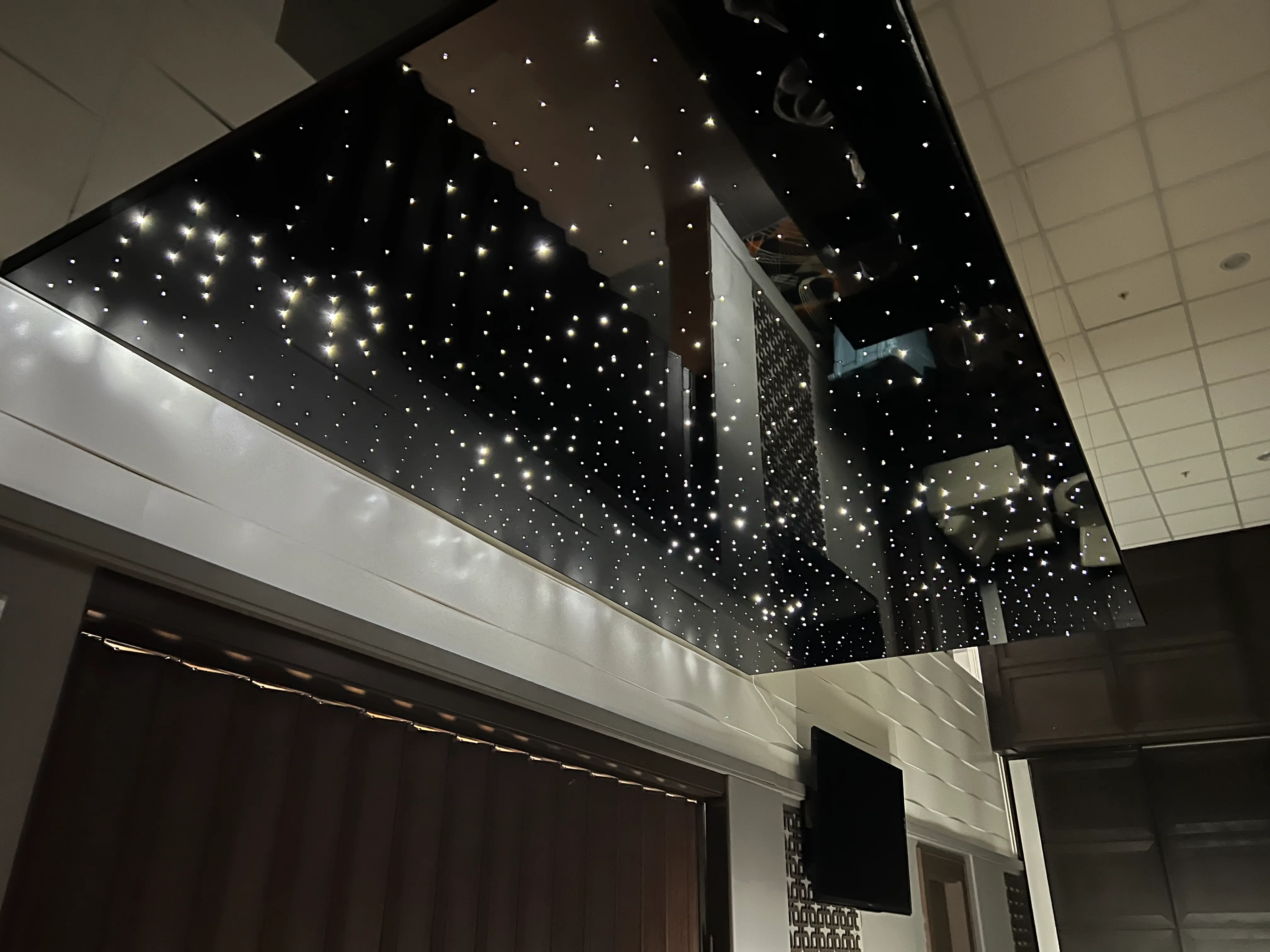 High-gloss stretch ceiling membrane