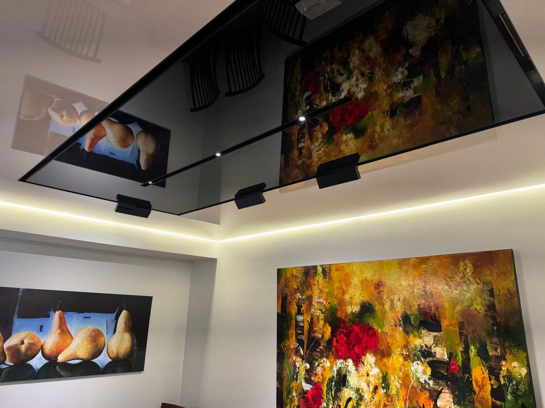 Gloss panel with perimeter LED over dining