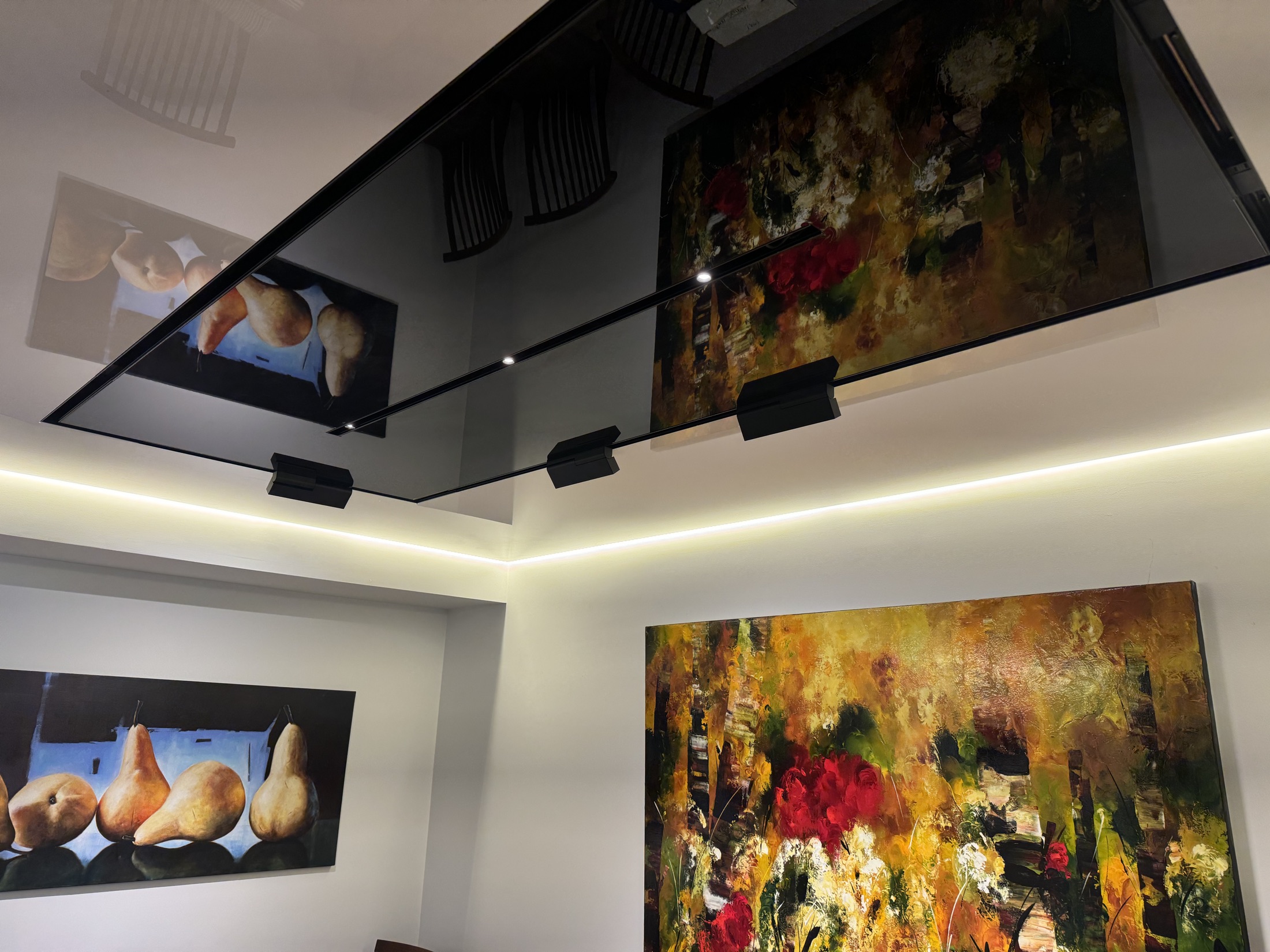 Gloss panel with perimeter LED over dining