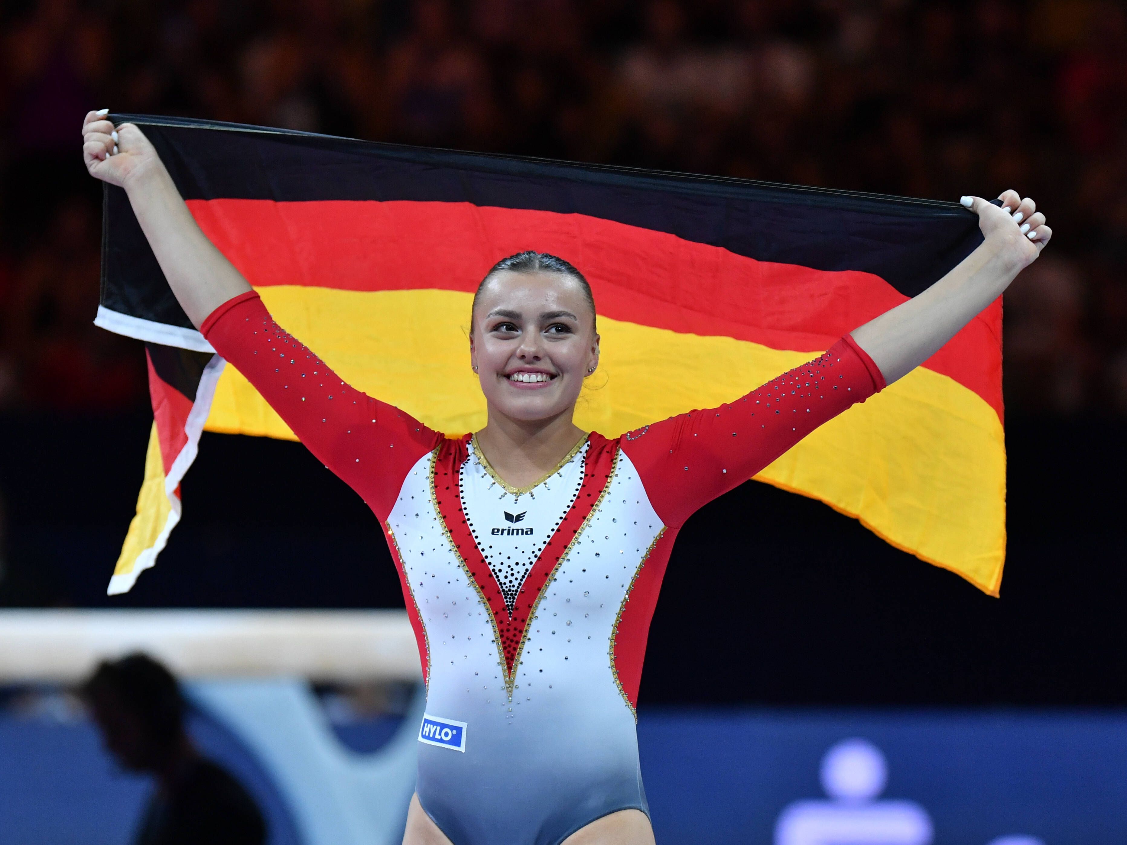 Emma Malewski jubelt mit der Deutschlandfahne