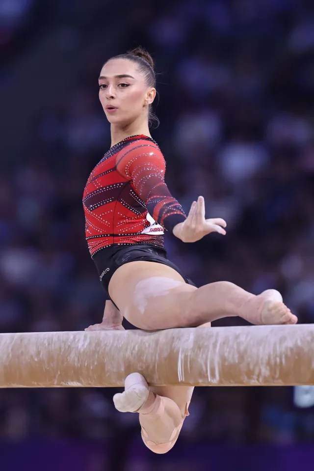 Lena Bickel on Beam