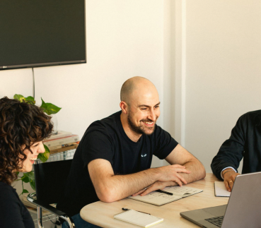 Un entrepreneur en rendez-vous de travail autour d'une table