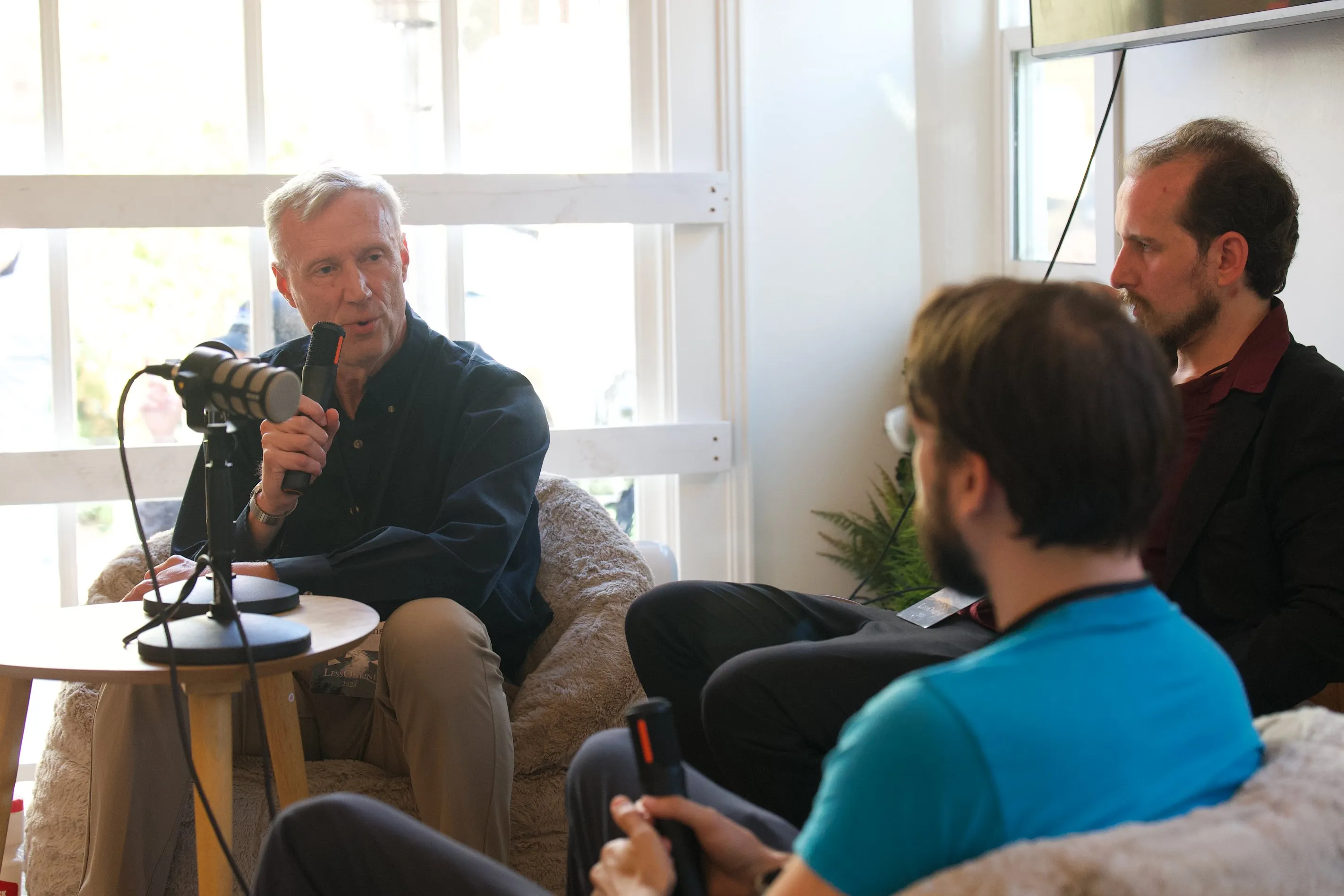 Fellows in conversation during an Iliad Fellowship