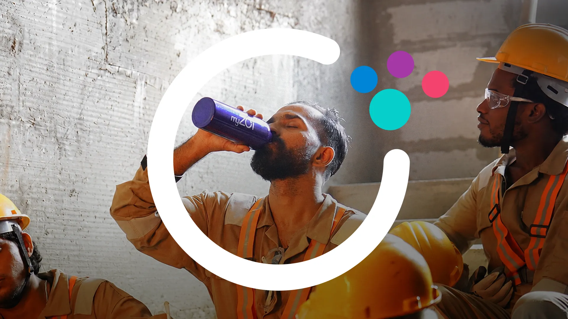 عامل بناء يشرب من زجاجة مياه myZoi أثناء استراحة العمل