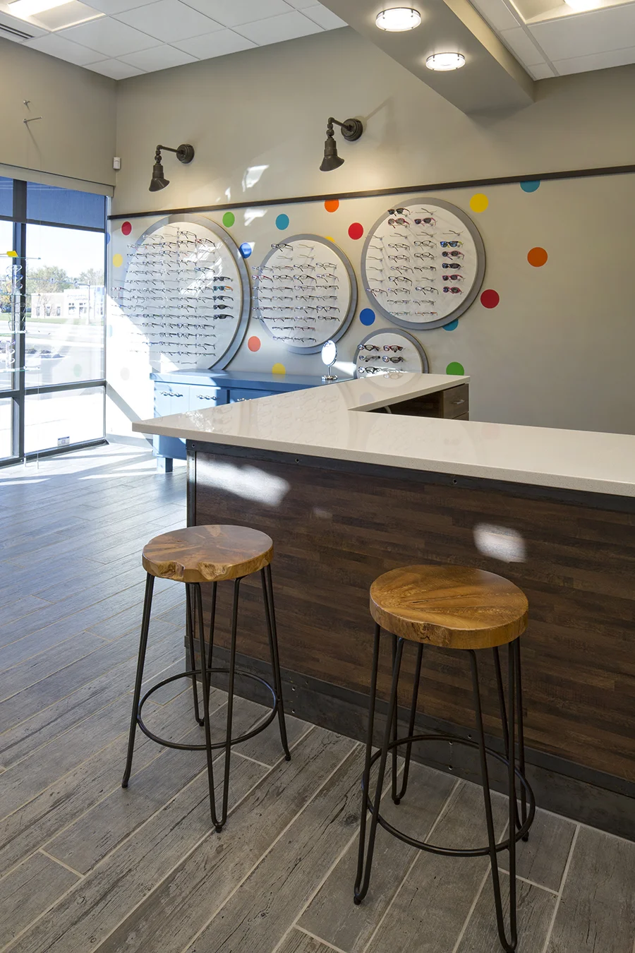 Frame fitting counter with stools and a round eyeglass display