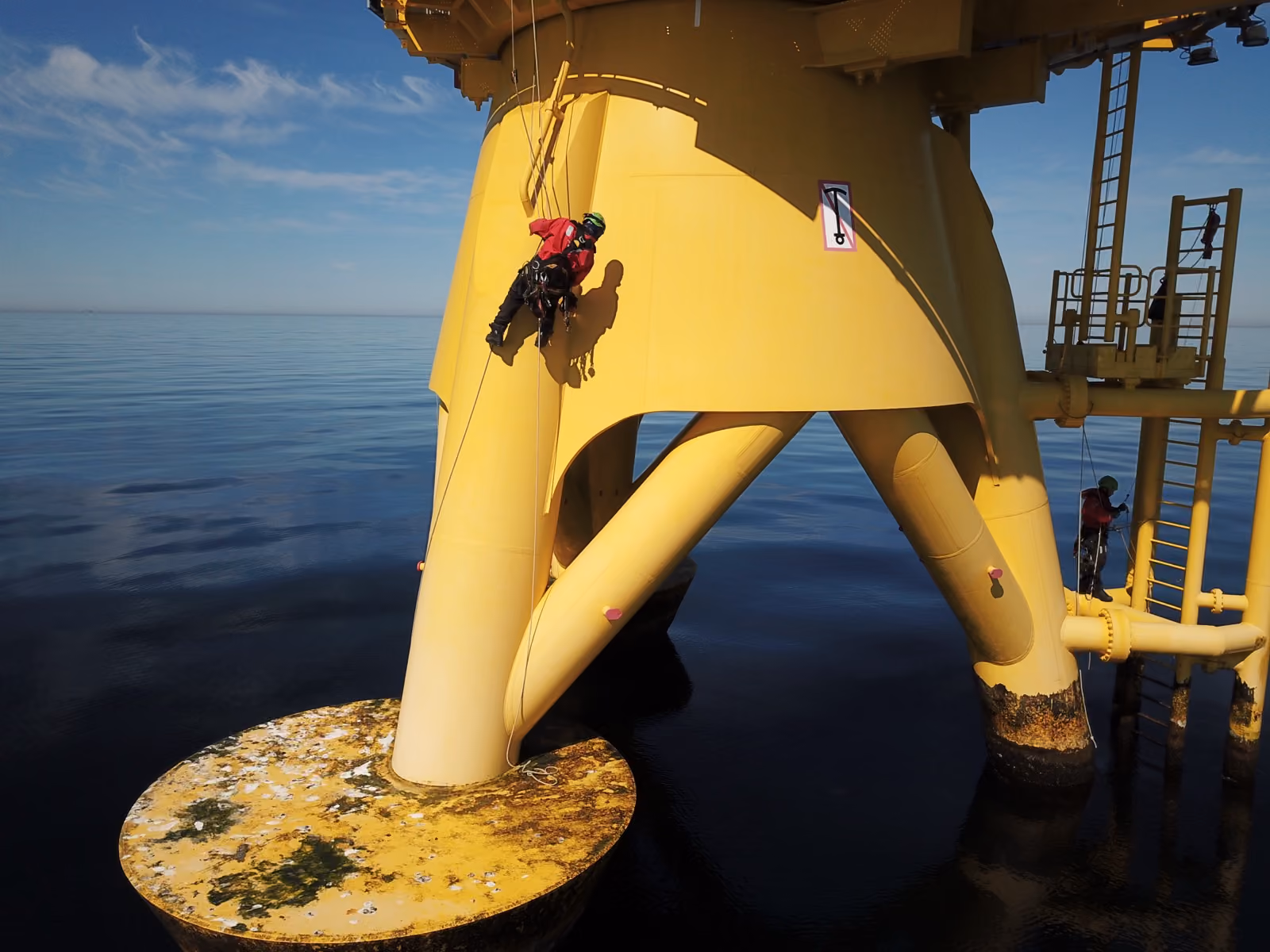 Luftaufnahme einer Offshore-Windenergieanlage