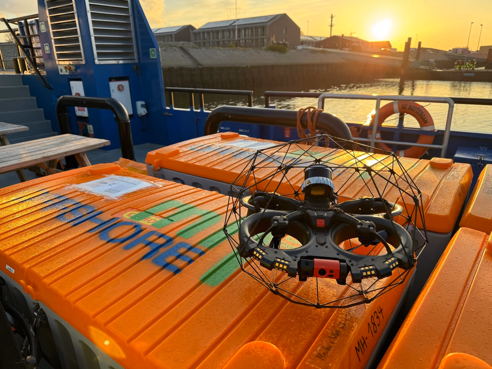 Inspektionsdrohne von mh² Inspection vor dem Einsatz im Hafen