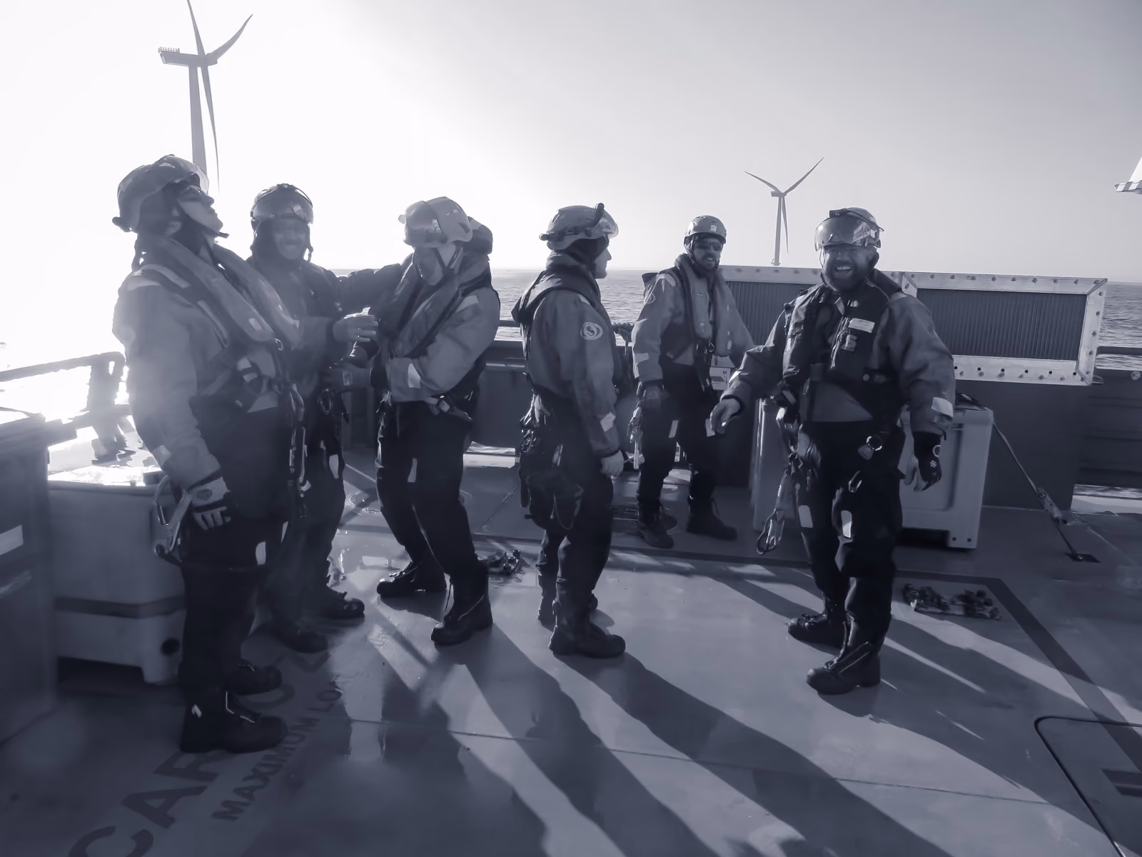 Team von mh² offshore an Deck im Gegenlicht