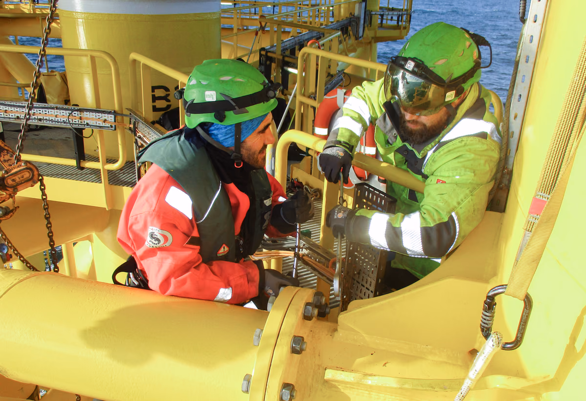 Monteure von mh² offshore an einer Flanschverbindung auf einer Offshore-Plattform