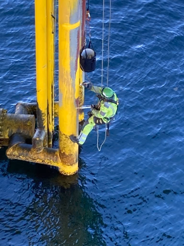 Seilzugangstechniker von mh² offshore bei der Beschichtungsreparatur über der Wasserlinie