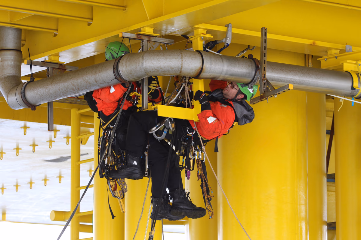 Seilzugangstechniker von mh² offshore unter einer Stahlkonstruktion