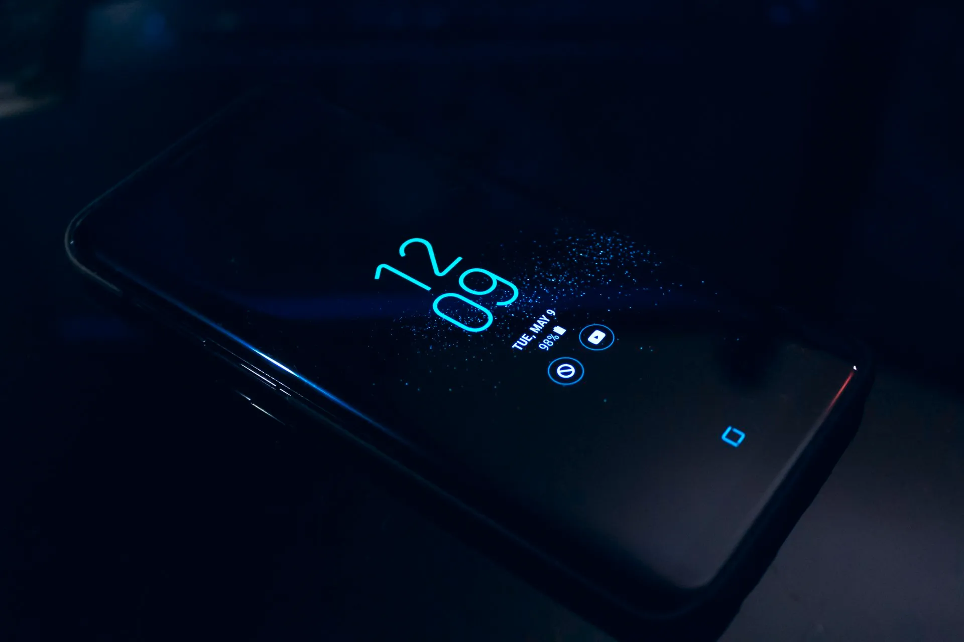 Smartphone met minimalistische UI interface op donkere achtergrond voor mobiele Webflow optimalisatie