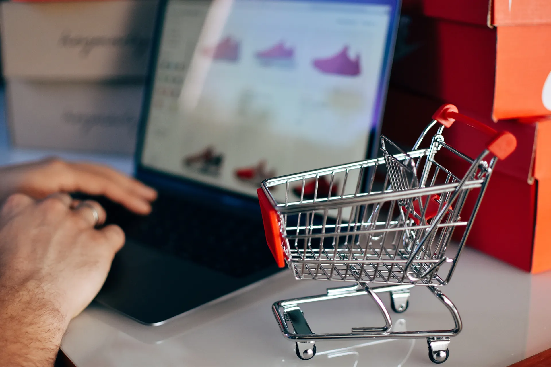 Professionele e-commerce webshop ontwikkeling en CMS op maat met laptop en winkelwagentje