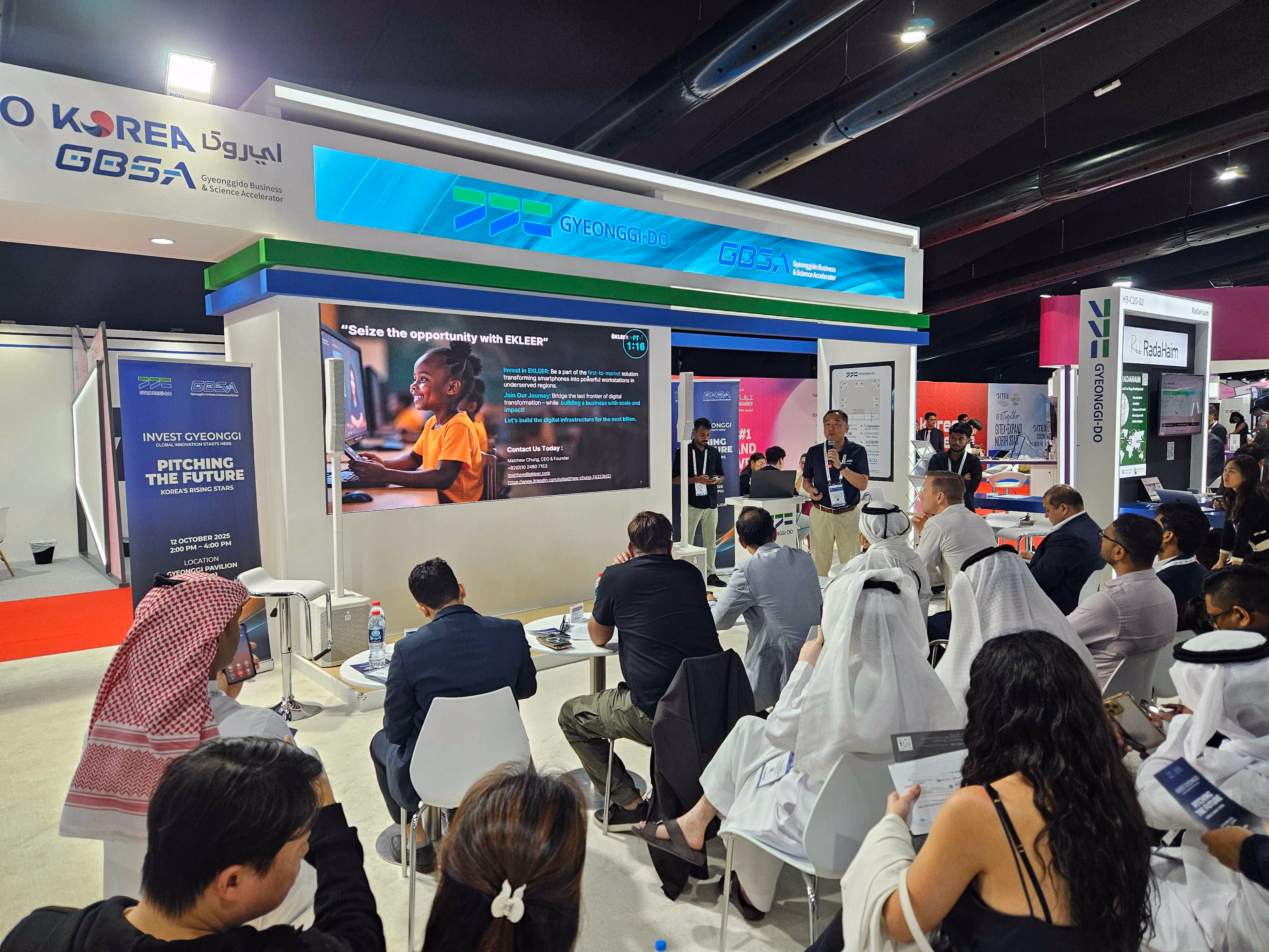 GITEX 경기도(GBSA) 공동관의 Pitching the Future 세션을 관람객이 지켜보는 모습
