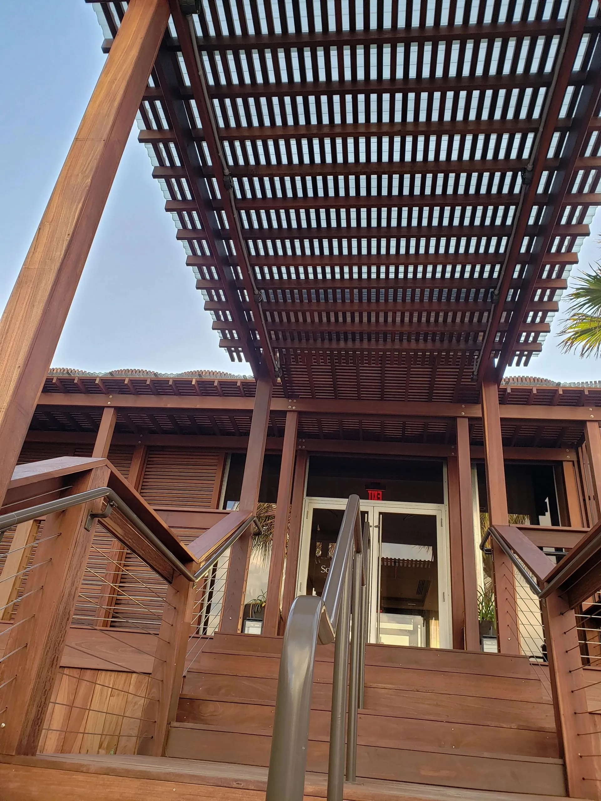 South Florida outdoor construction by Deckmasters of Florida
