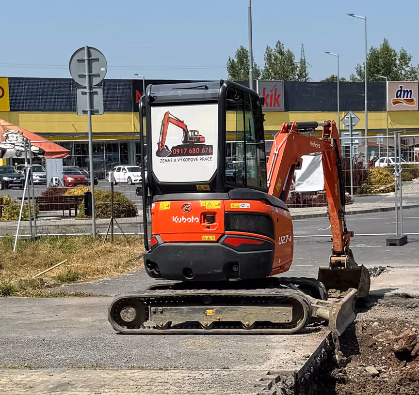 Kontrola stavebných plánov s ochrannou prilbou