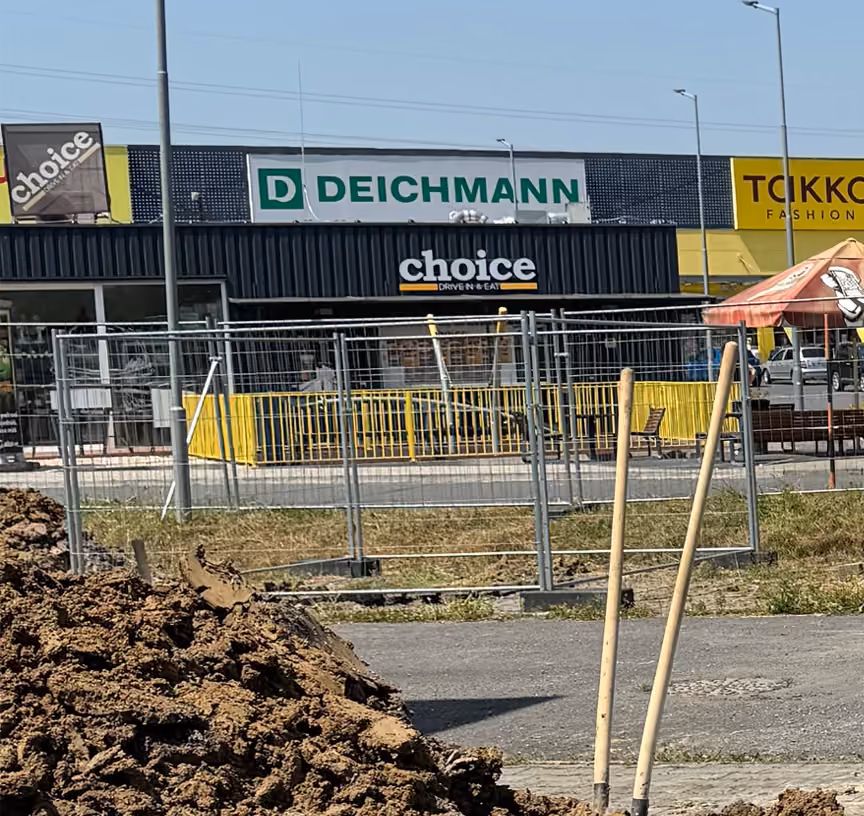 Pracovníci na stavbe pri kontrole projektovej dokumentácie