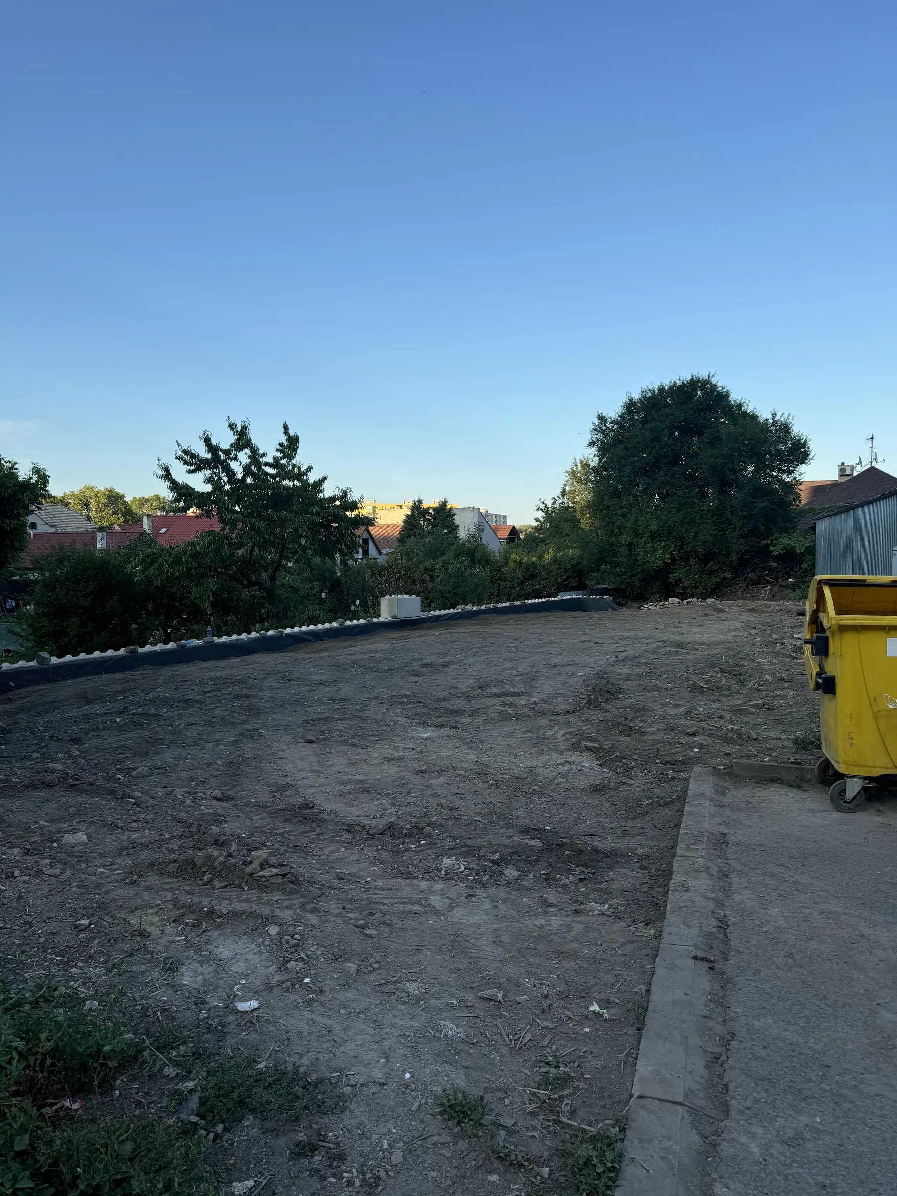 Zrovnaná a spevnená plocha po terénnych úpravách