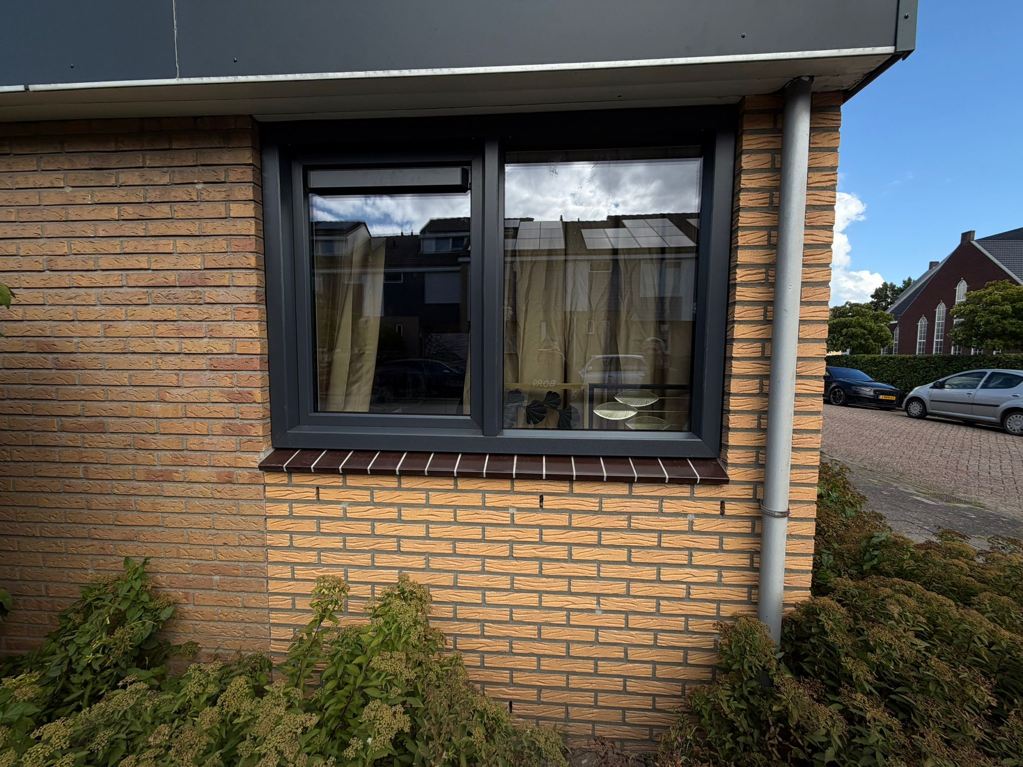 Voor de renovatie met witte kozijnen, detail 3