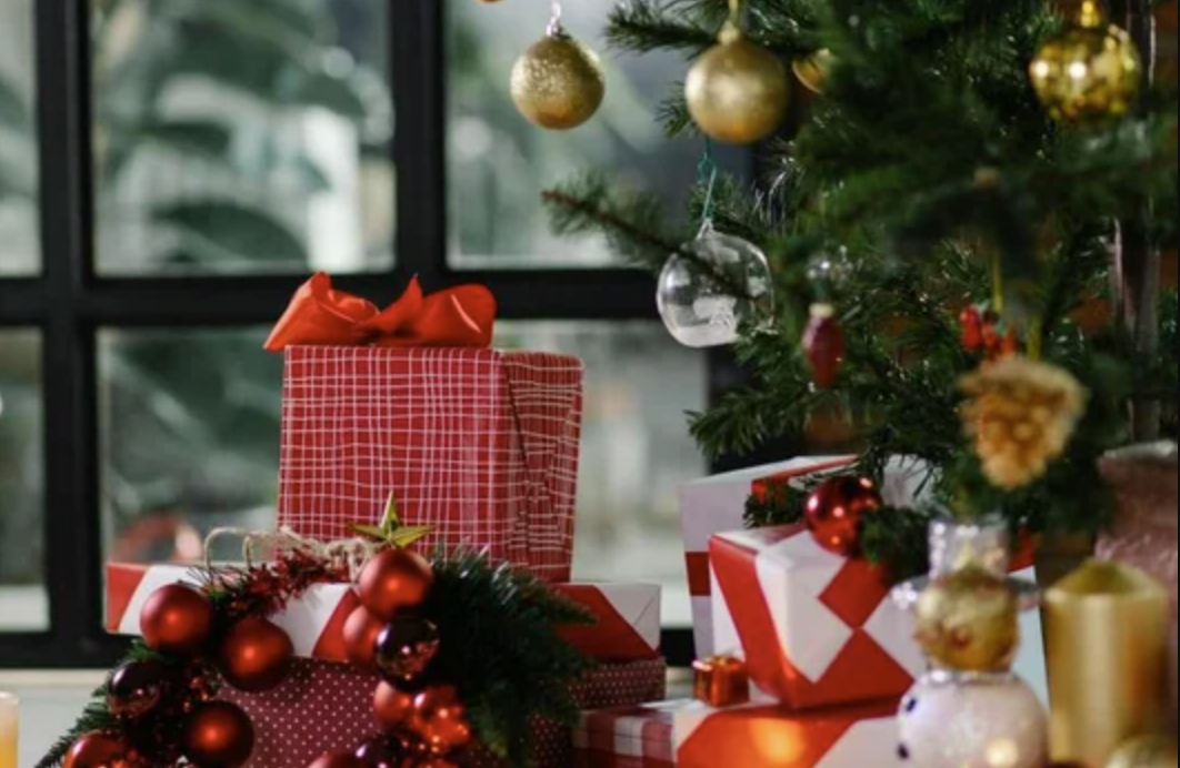 Christmas tree with gifts