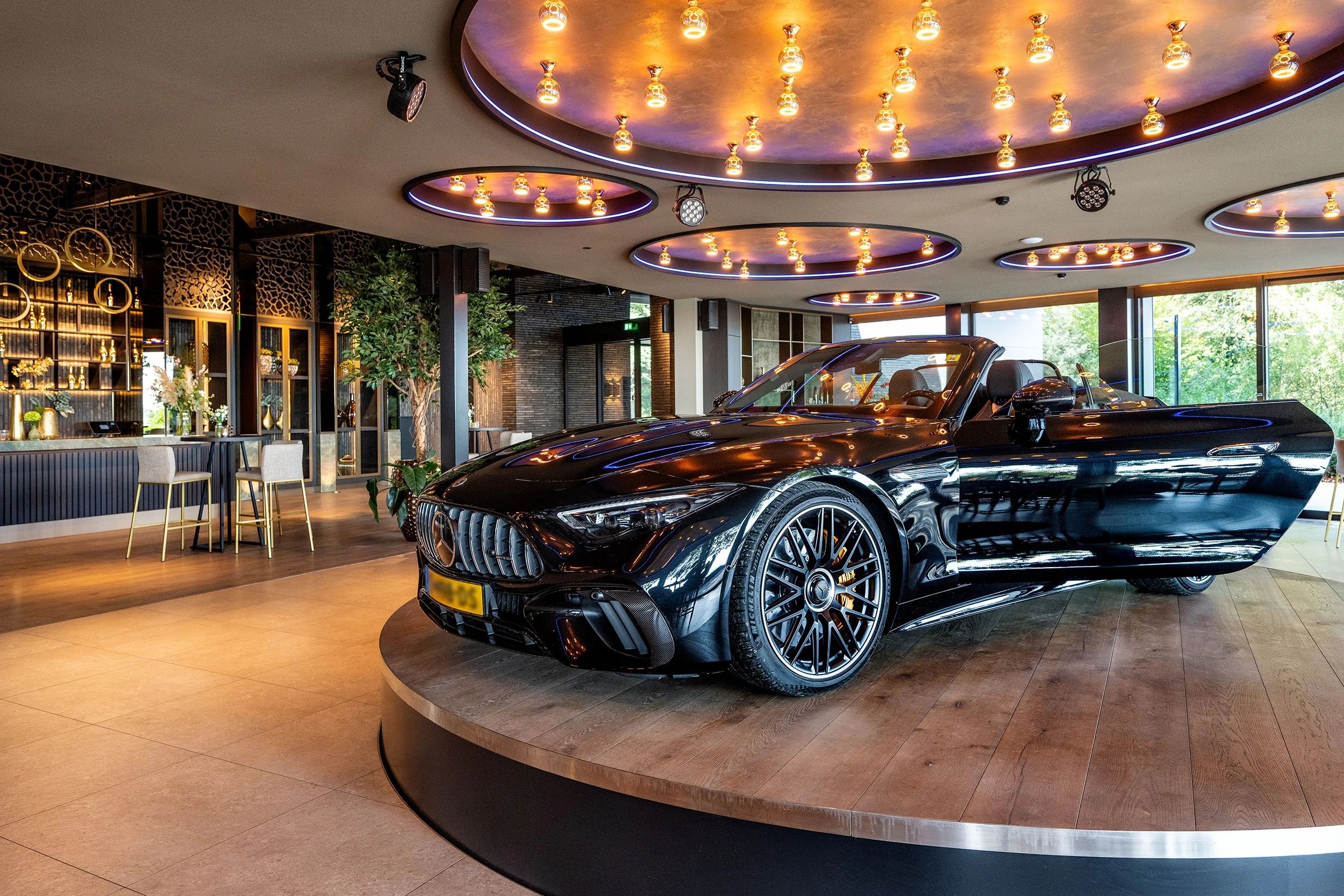 Auto in de panoramazaal van Landgoed de Westerbouwing