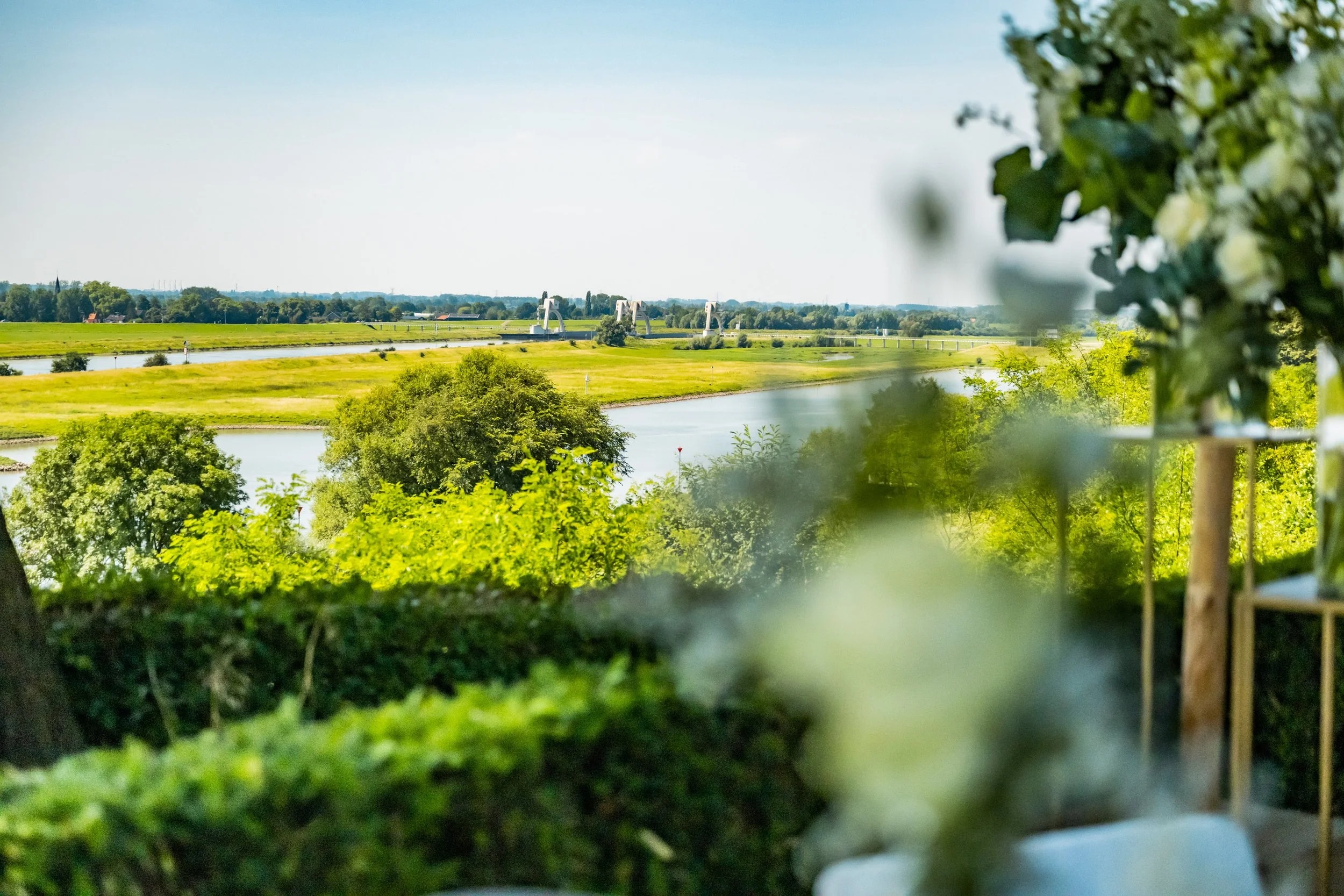 Uitzicht over de Rijn en de uiterwaarden vanaf het landgoed