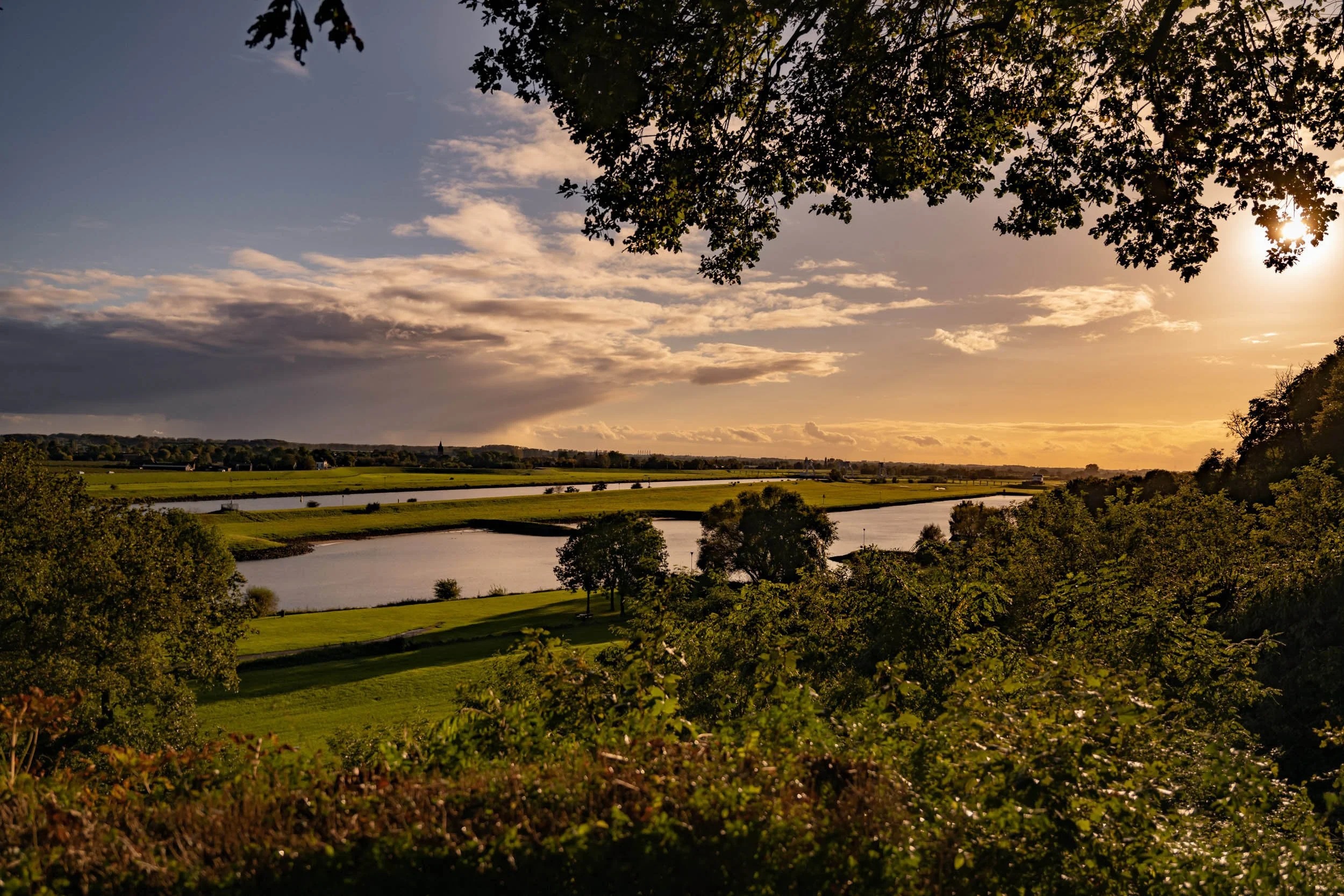 Avondlicht over de Rijn vanaf het landgoed