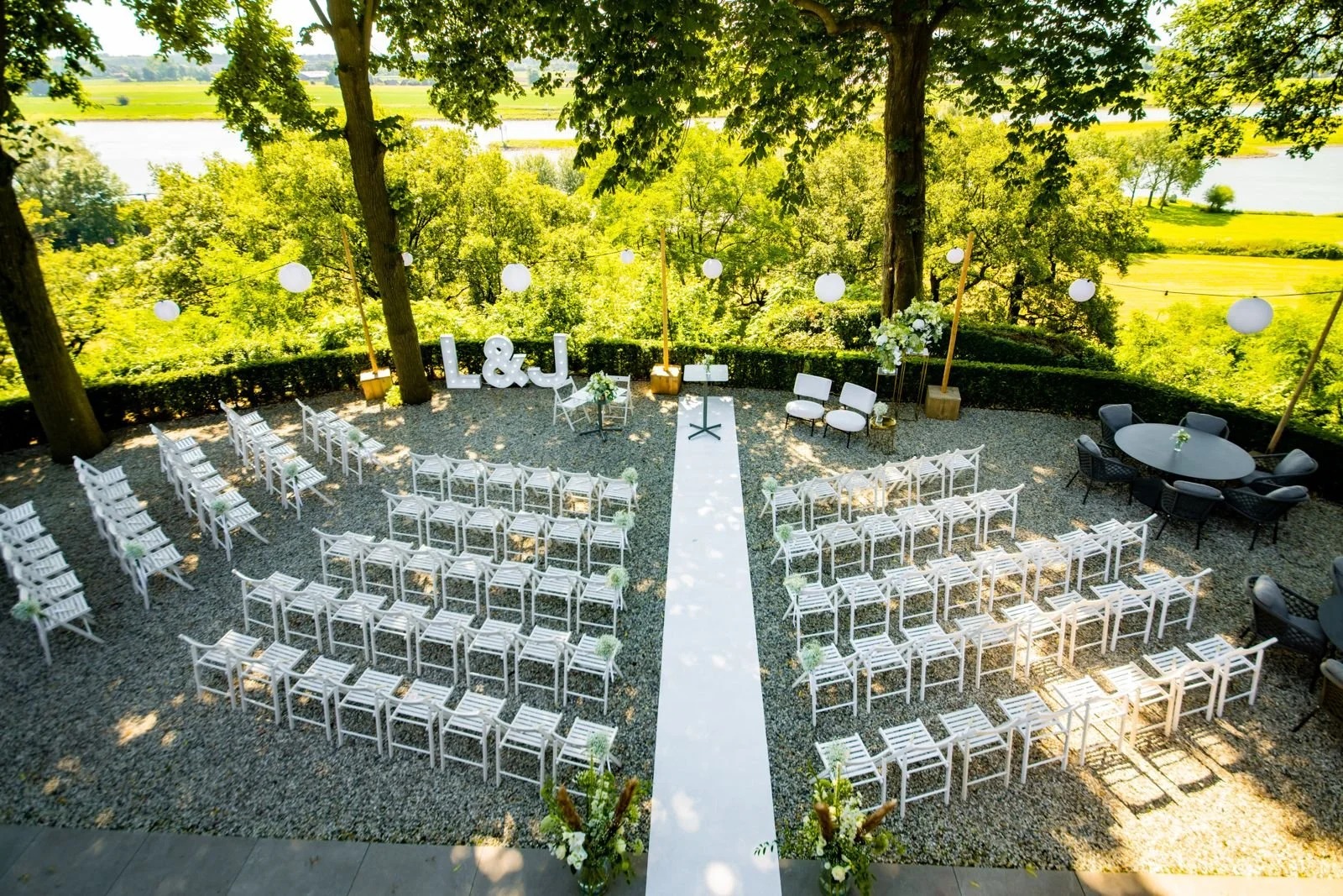 Ceremonieopstelling bij Zicht met witte stoelen en de Rijn op de achtergrond