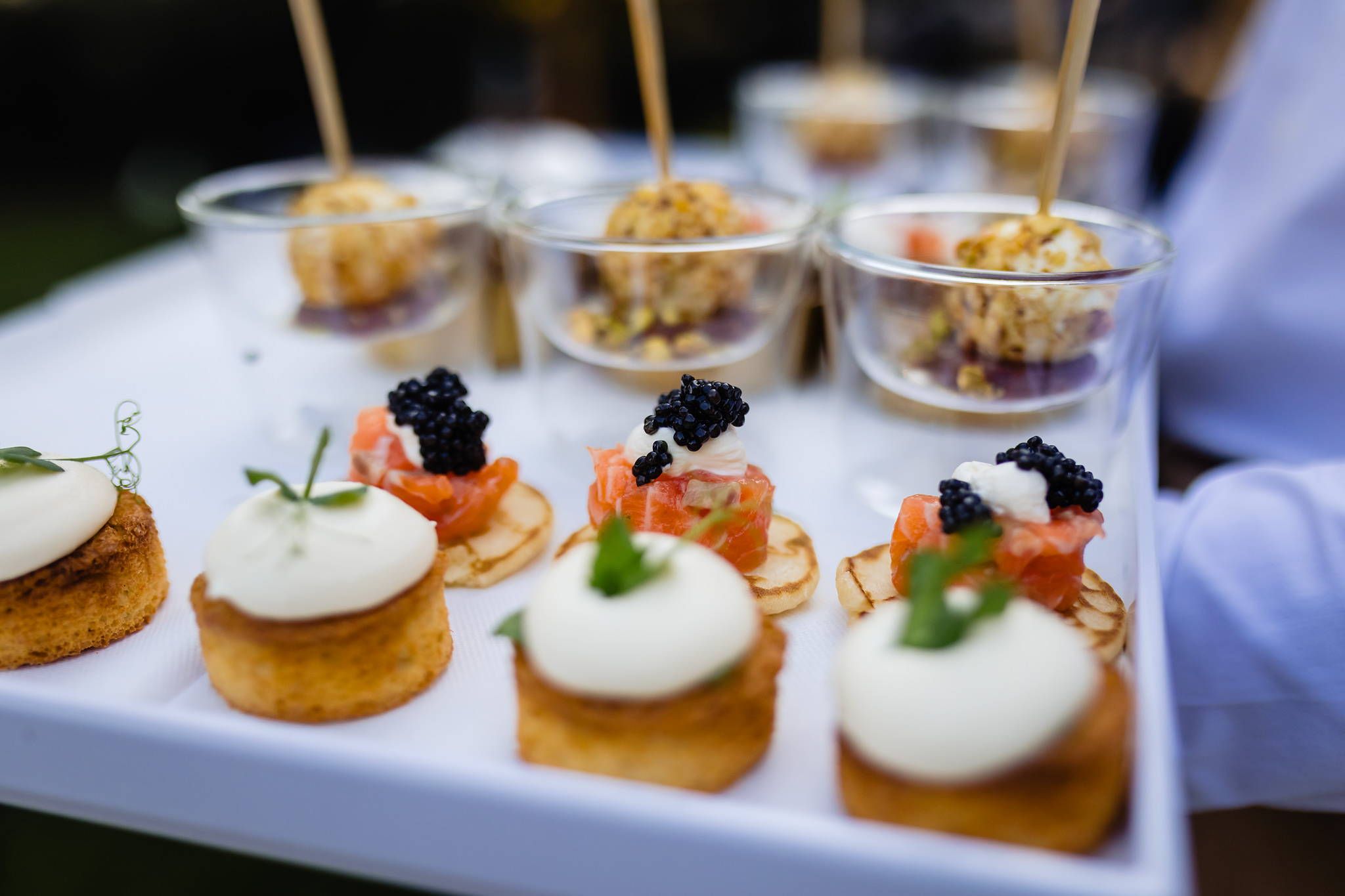 Amuses met zalm en kaviaar bij de ontvangst