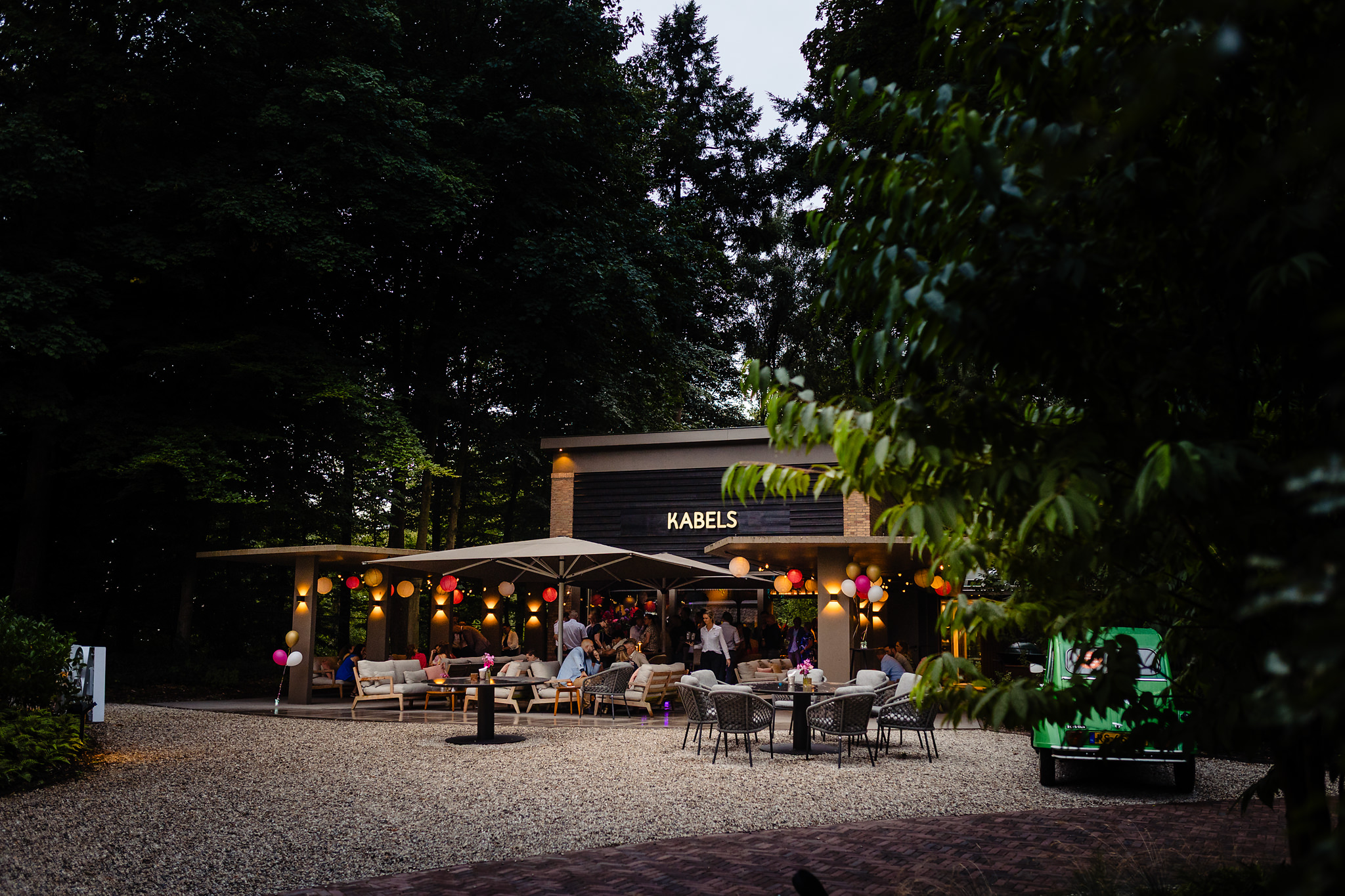 Feest op het terras van Kabels met lampions tussen de bomen