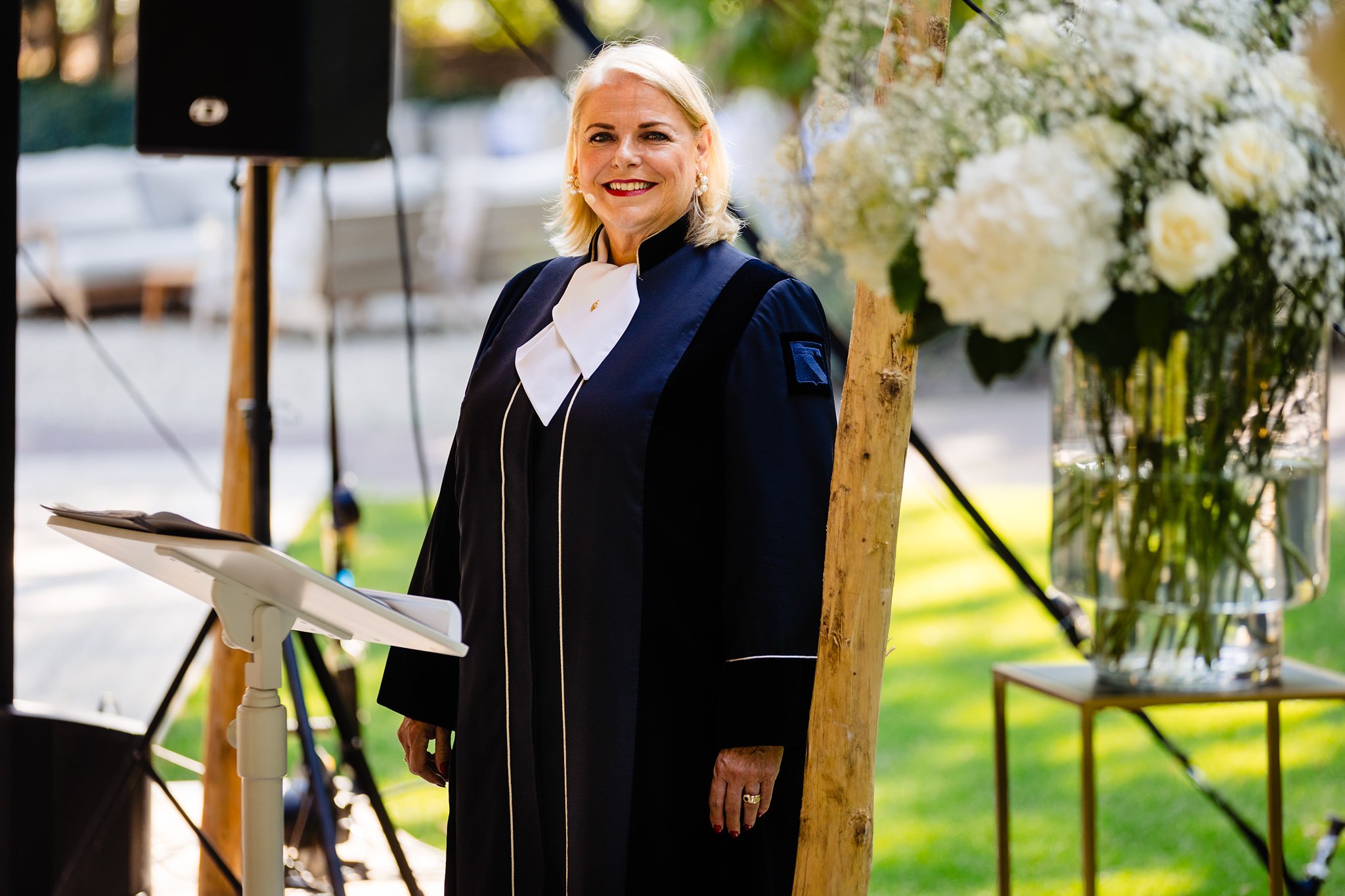 Trouwambtenaar bij de ceremonie