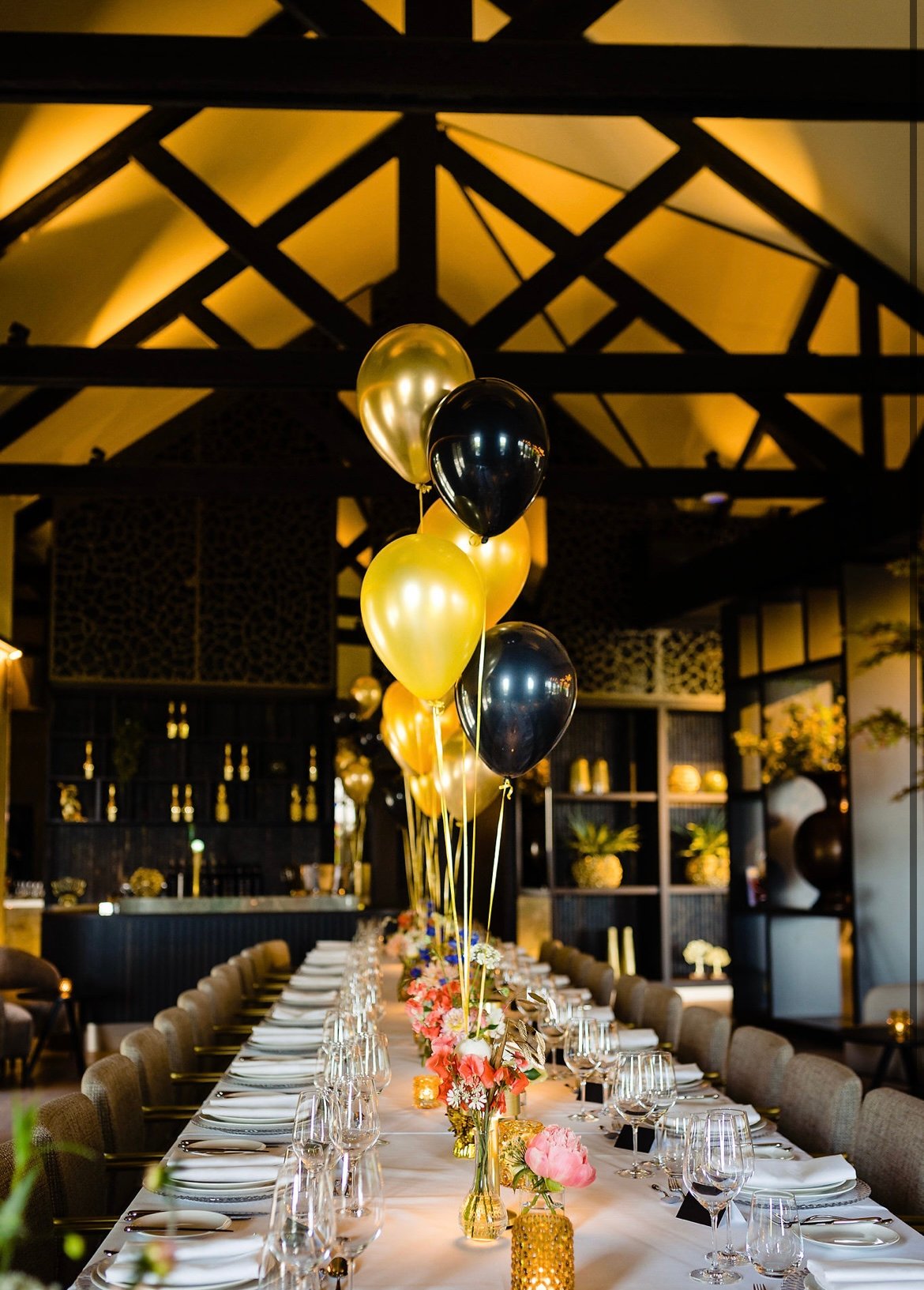 Feestelijk gedekte tafel met ballonnen