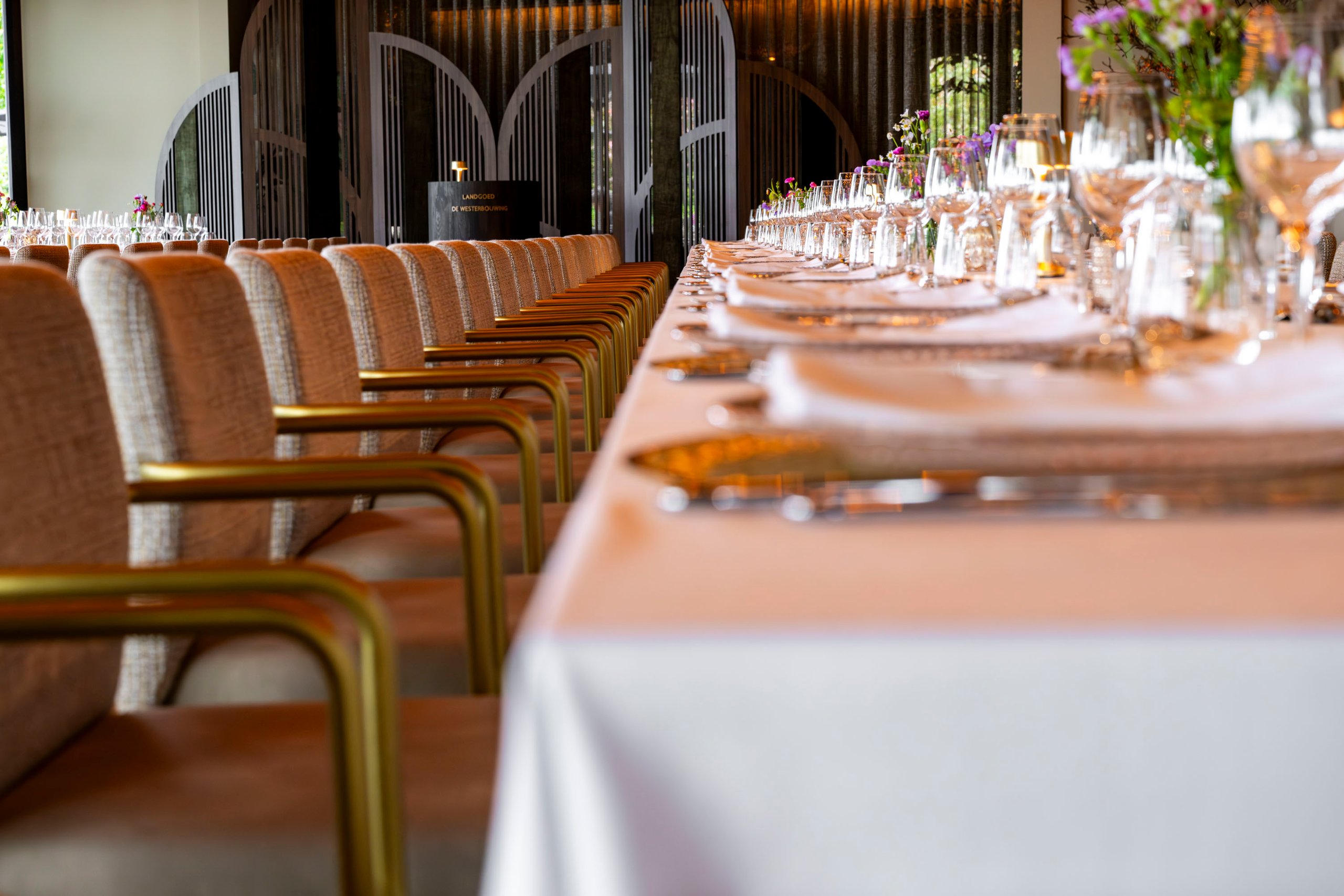 Gedekte tafels voor de presentatie