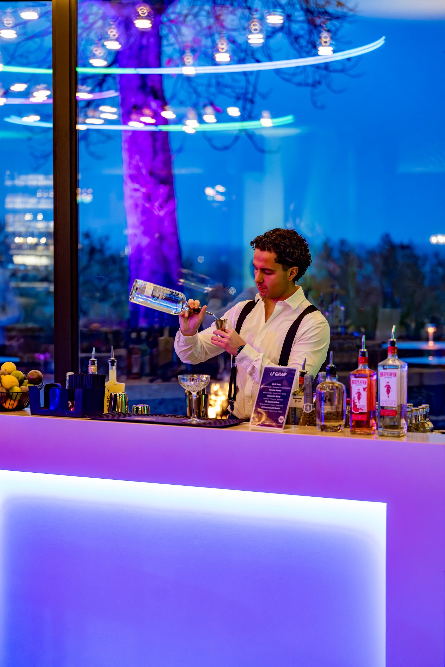 Bar met blauwe verlichting