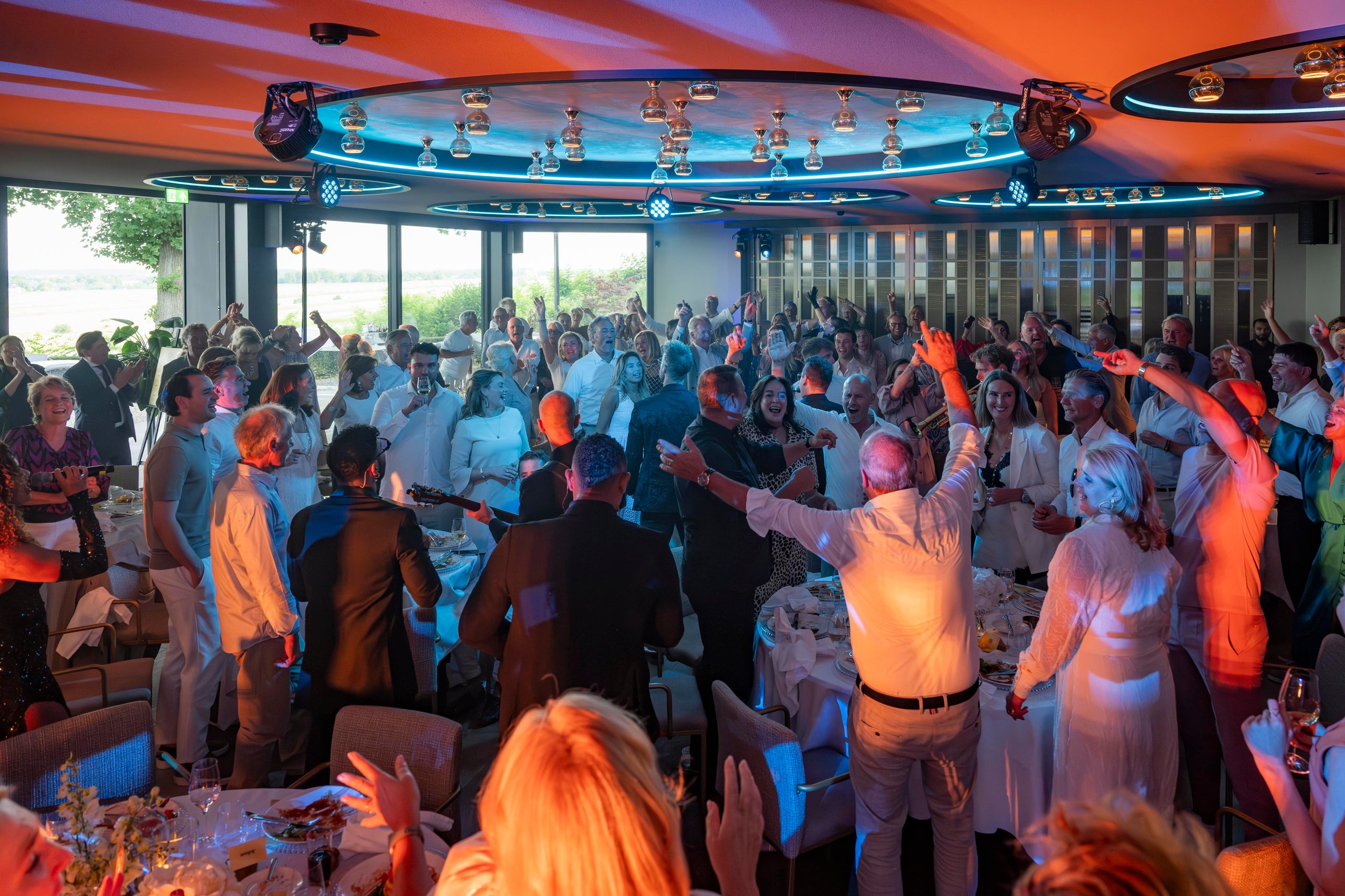 Volle dansvloer op het verjaardagsfeest