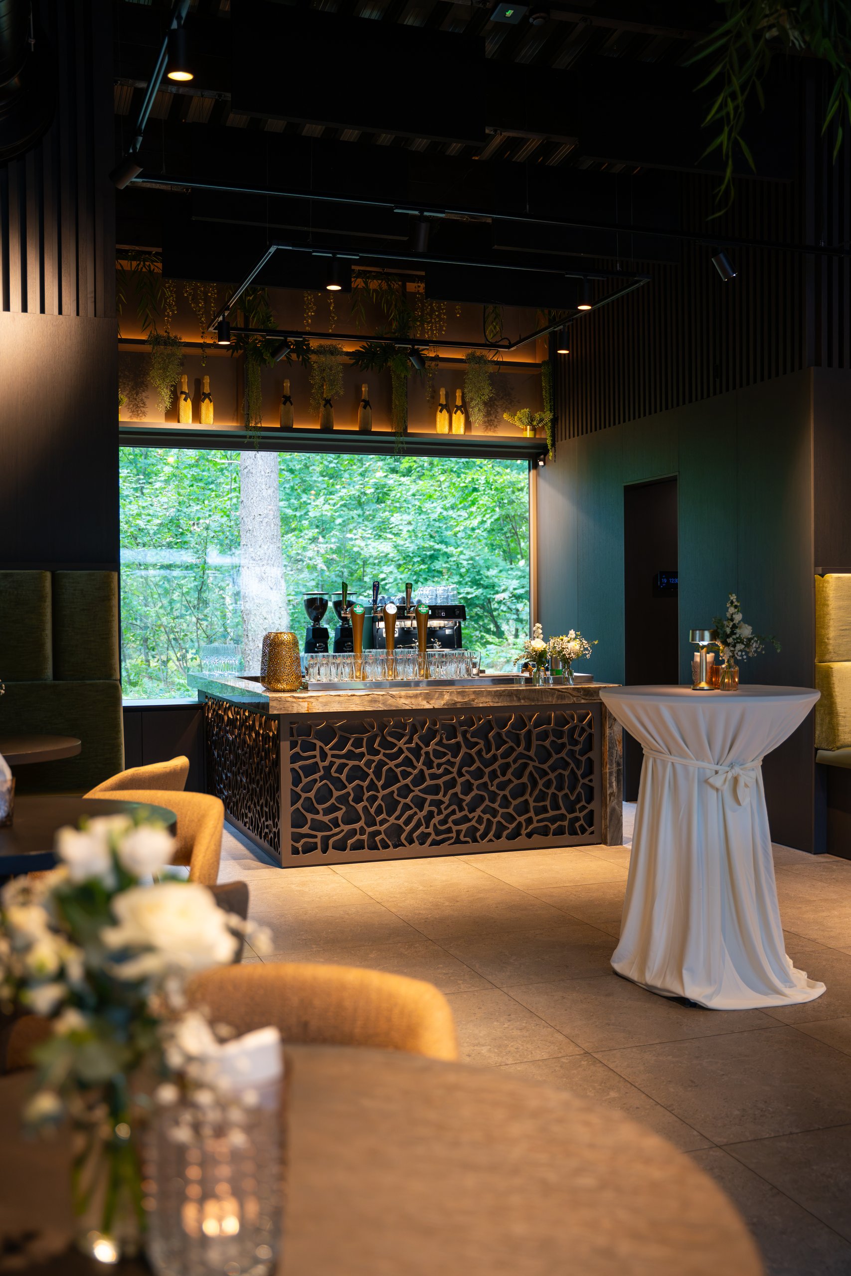 Borreltafels bij de bar van Kabels