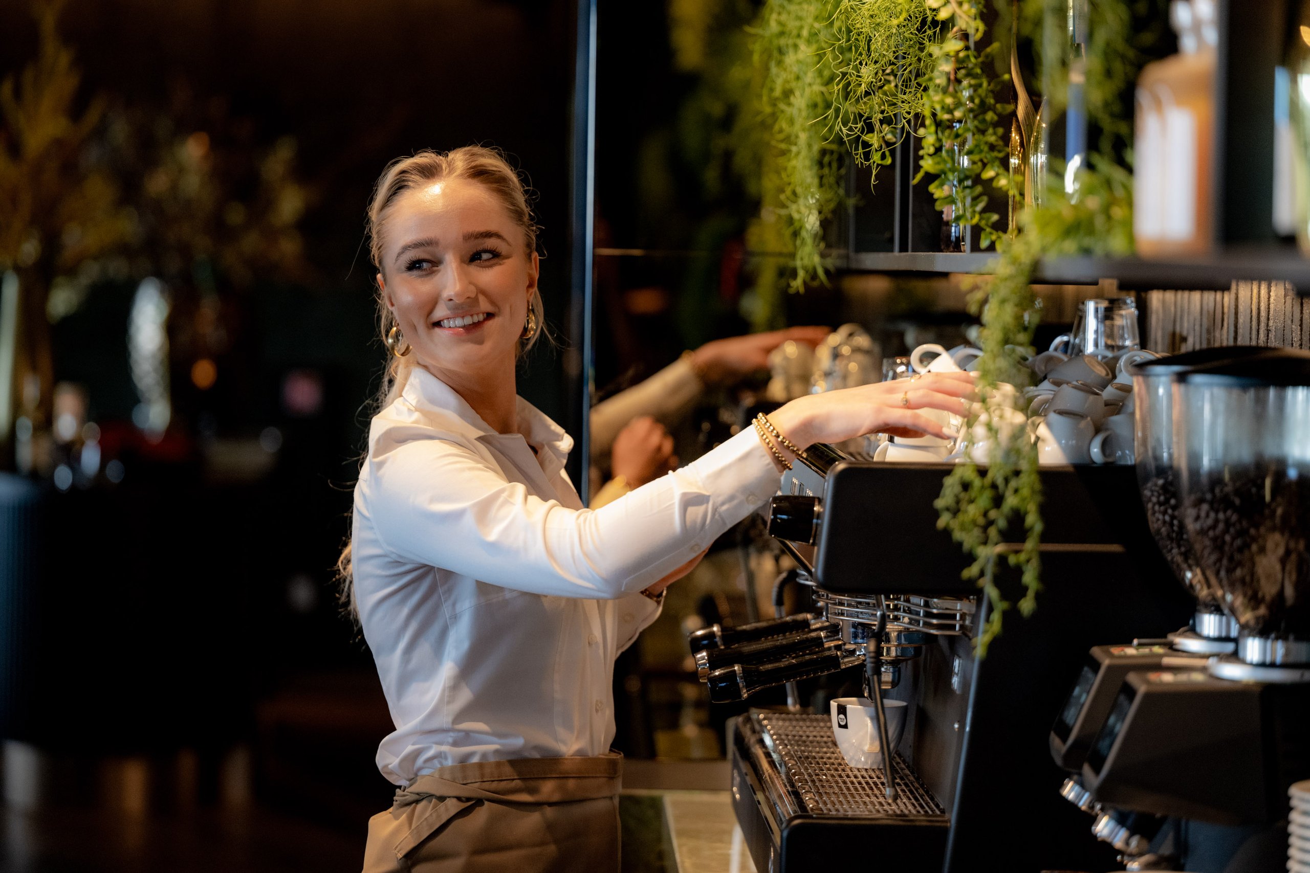 Medewerker achter de koffiebar