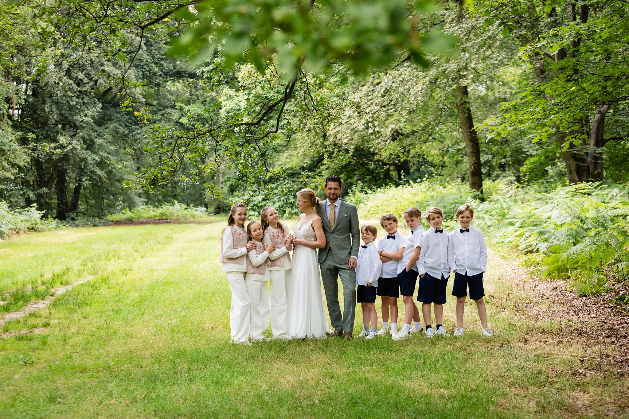 Bruidspaar met familie op het veld