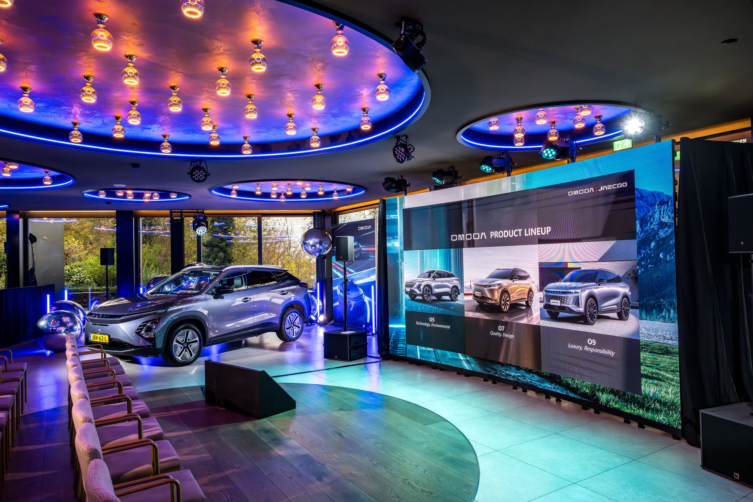 OMODA-presentatie met auto op het podium in Zicht