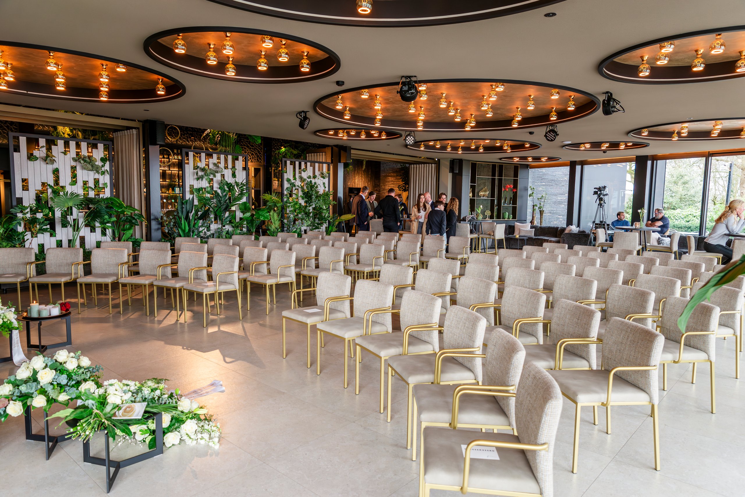 Zaal opgesteld voor een afscheidsdienst