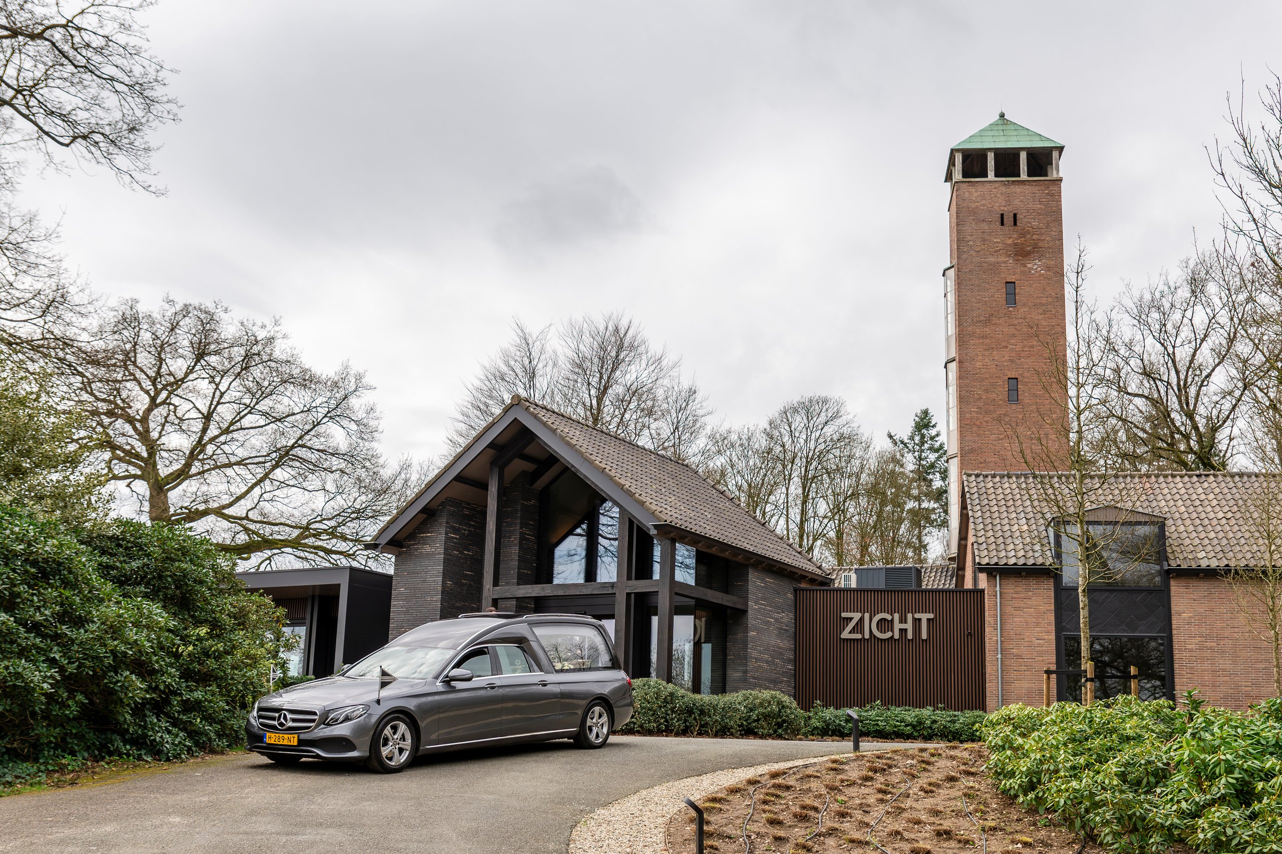 Rouwauto bij de entree van Zicht