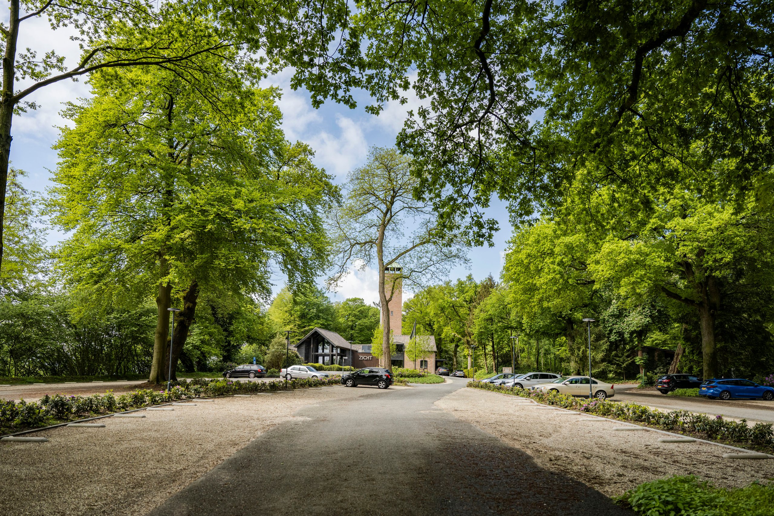De oprijlaan van het landgoed