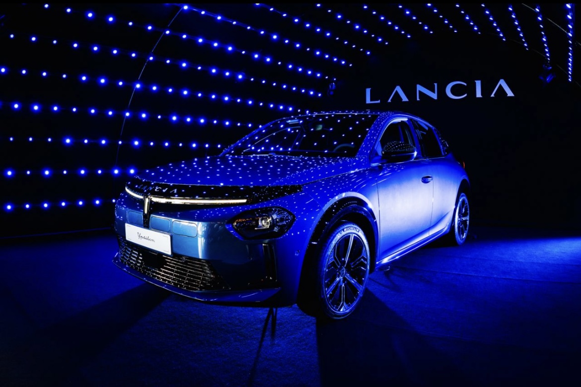 Lancia in blauw licht tijdens de presentatie