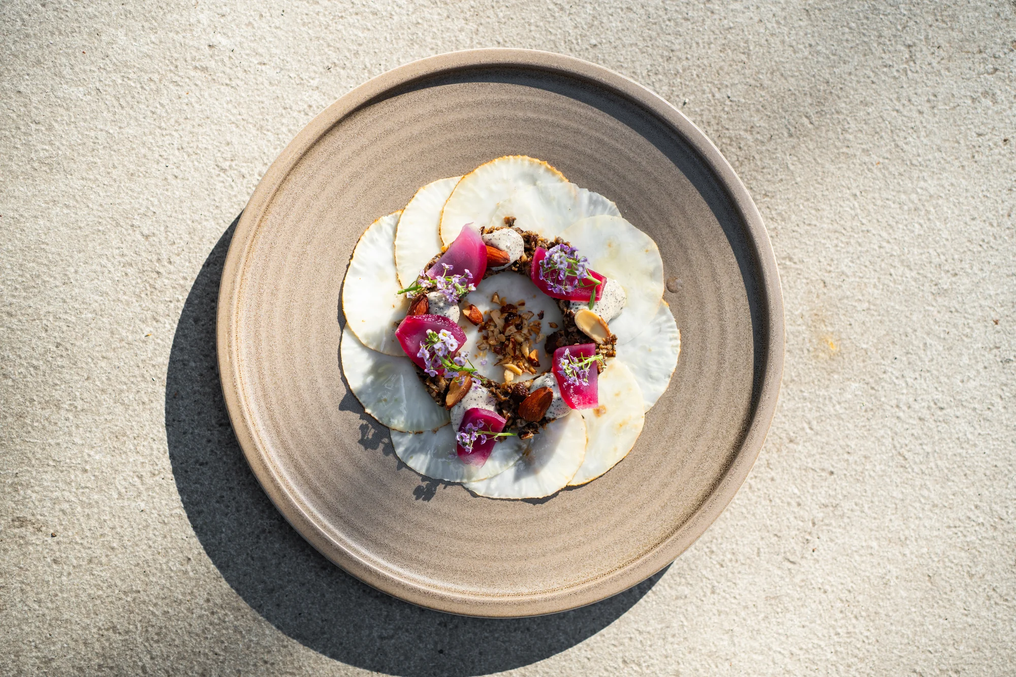 Carpaccio van gepofte knolselderij met paddenstoelenduxelles en truffelcrème, van bovenaf