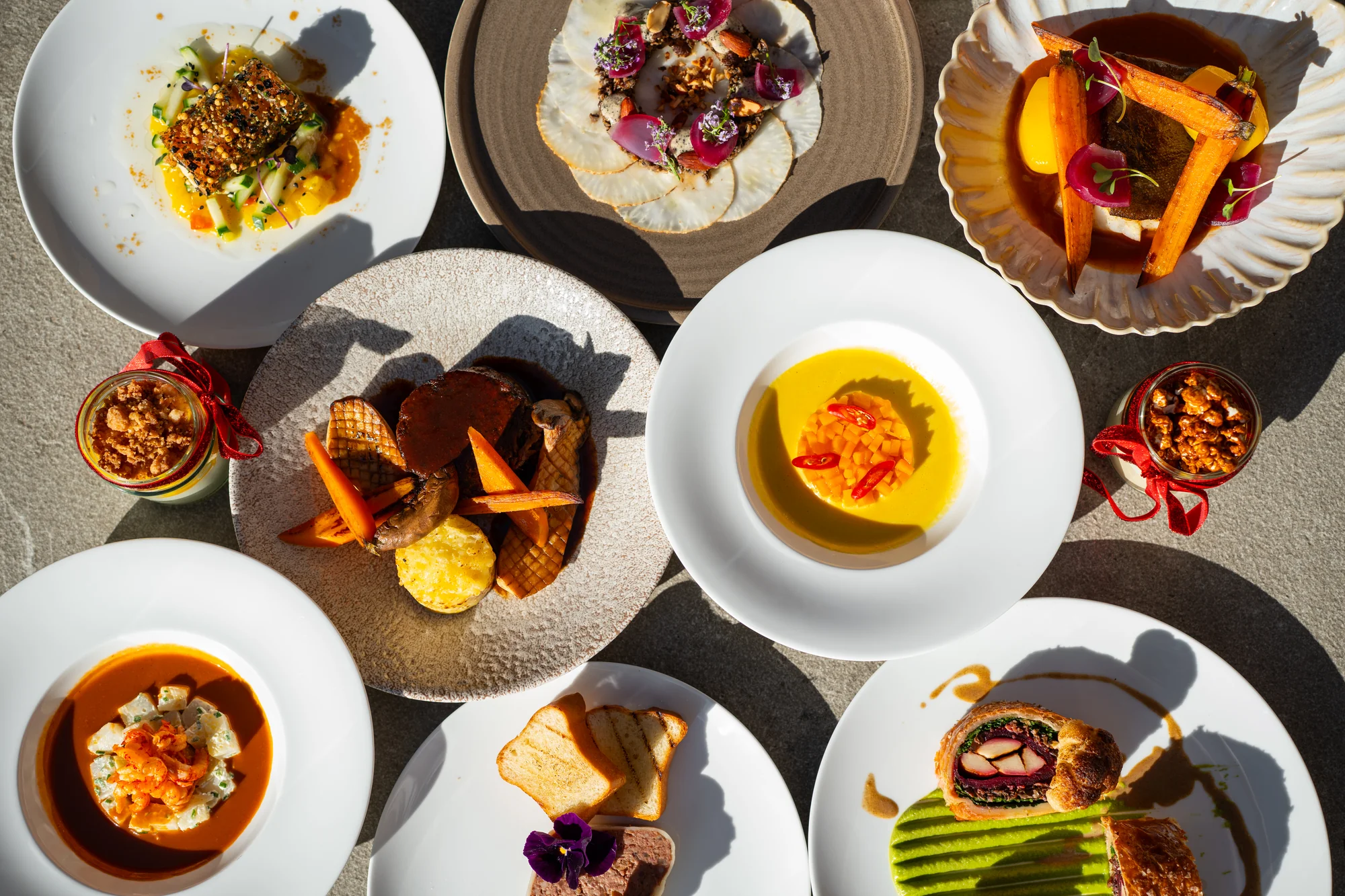 Alle gerechten van het kerstmenu van Landgoed de Westerbouwing van bovenaf op tafel