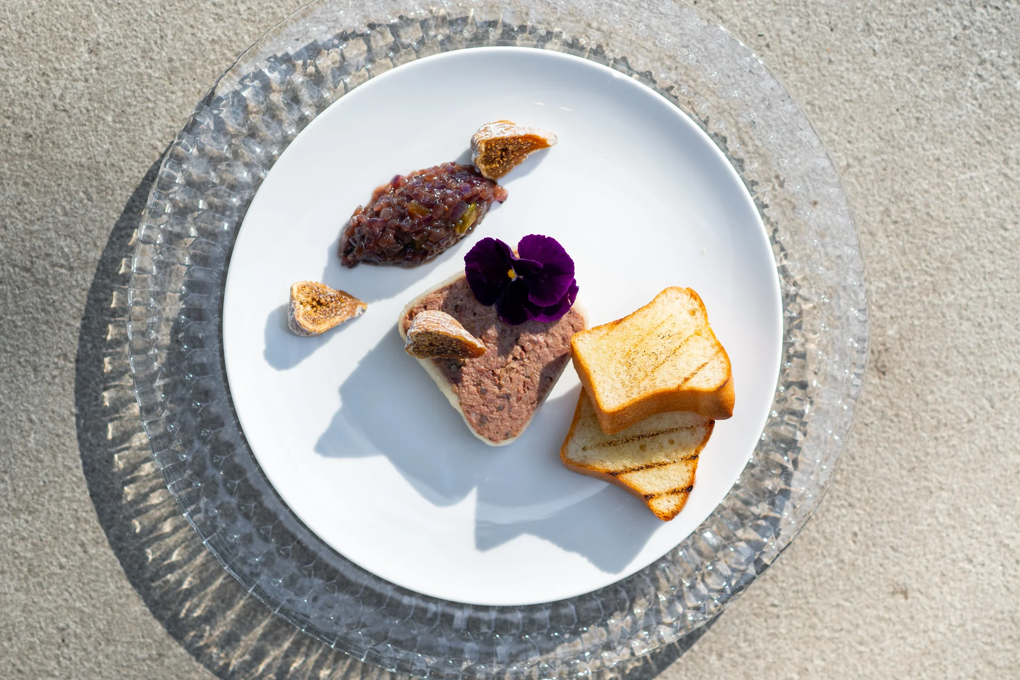 Wildpaté van ree met compote van rode ui en gegrilde brioche, van bovenaf