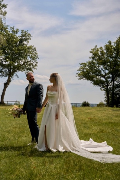 Bart en Lenka op het gras bij Zicht